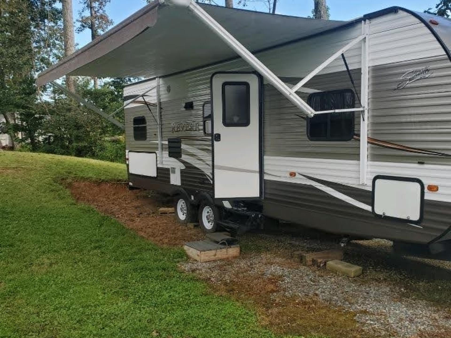 2017 SHASTA REVERE 27BH
