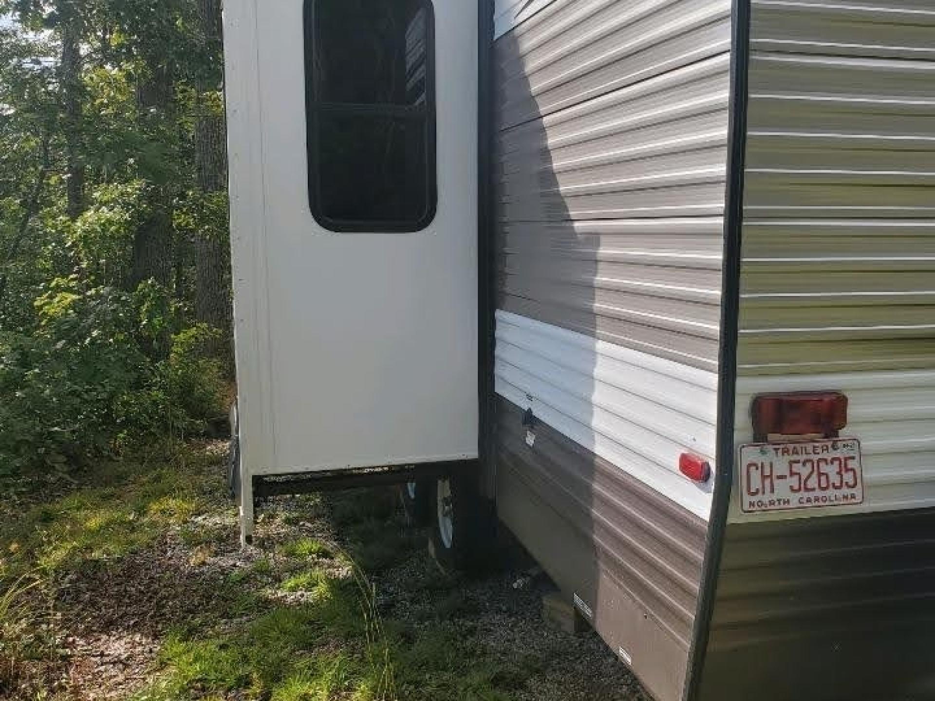 2017 SHASTA REVERE 27BH