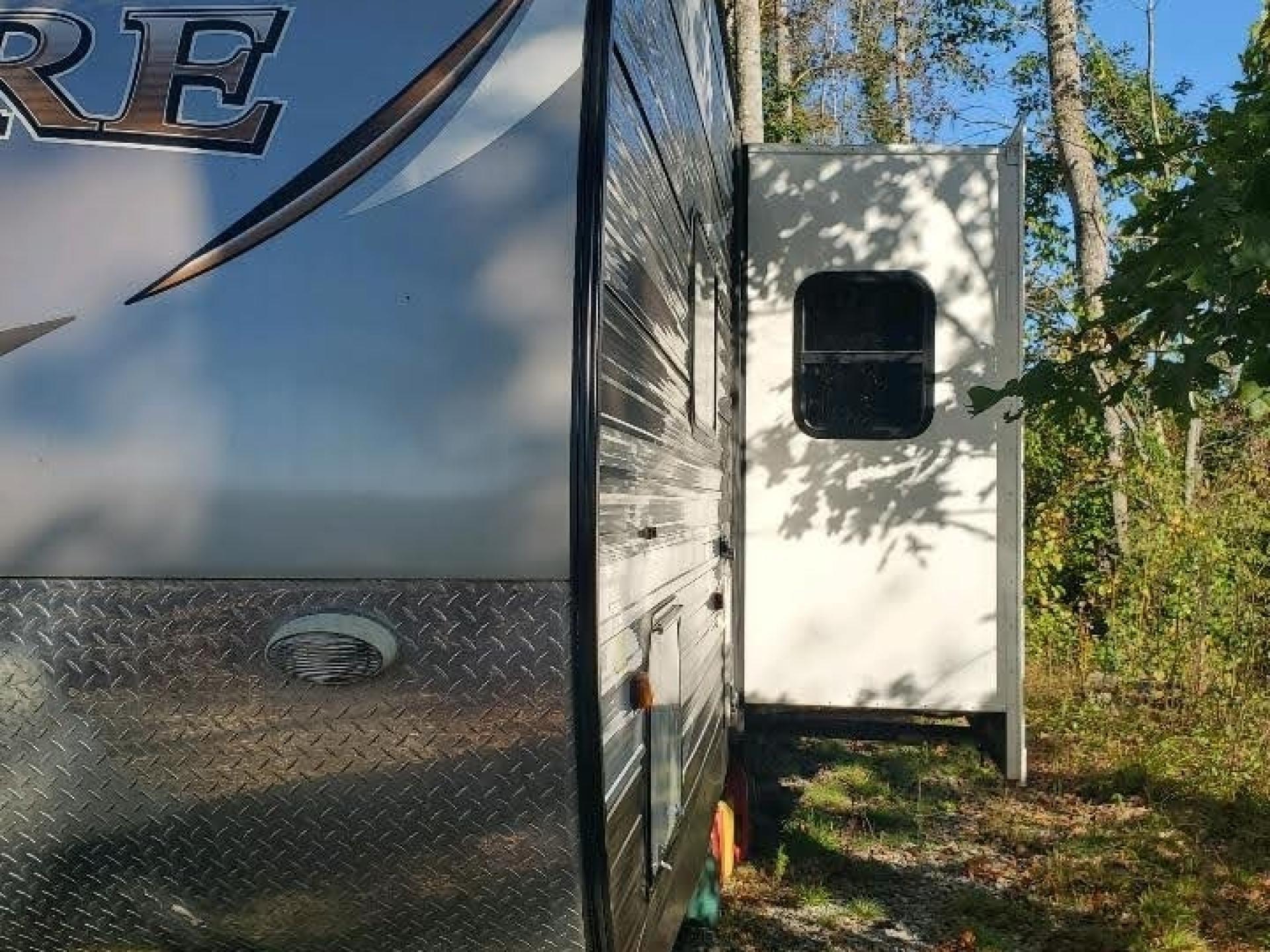 2017 SHASTA REVERE 27BH