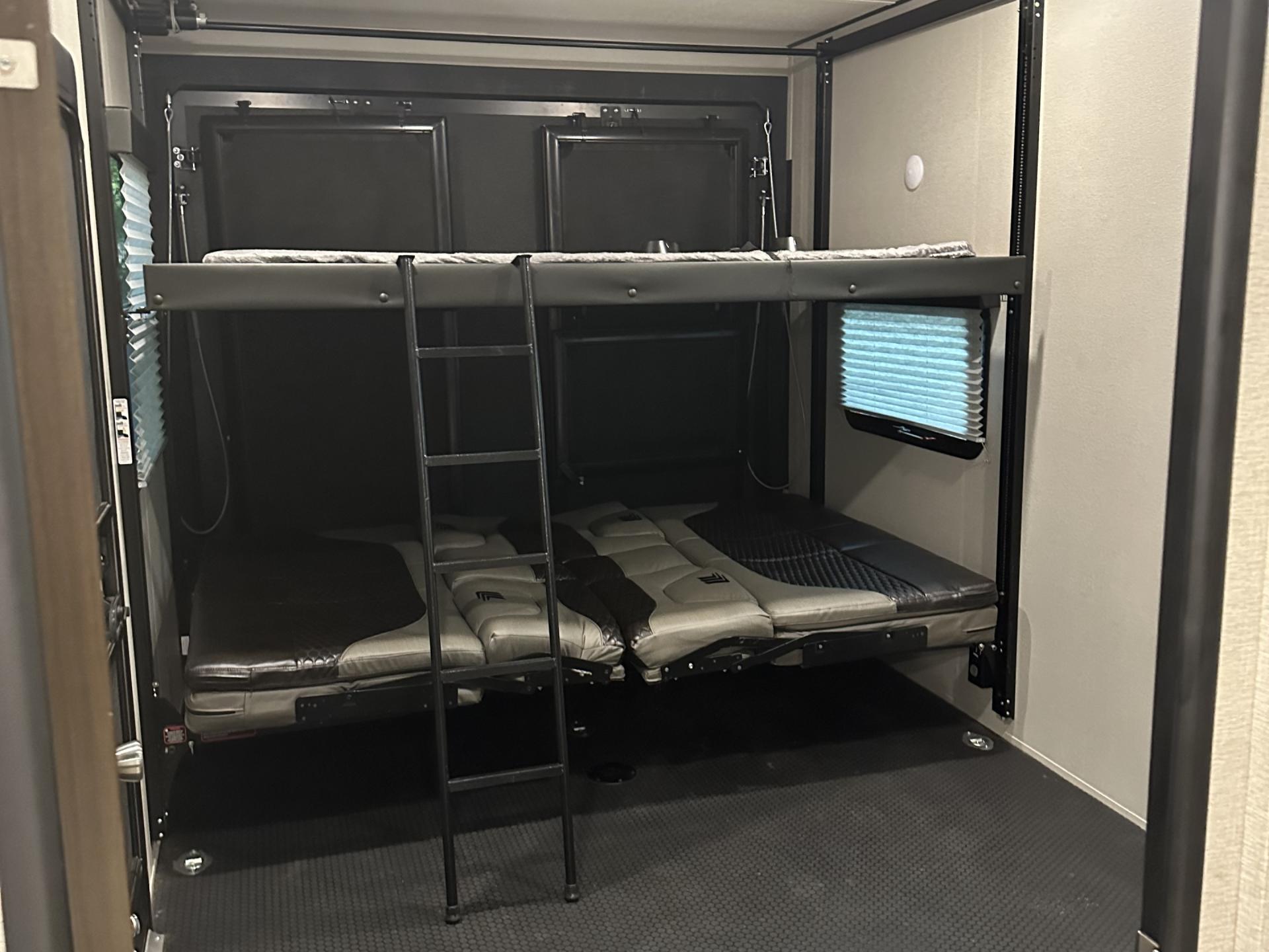 2022 GRAND DESIGN MOMENTUM 31G