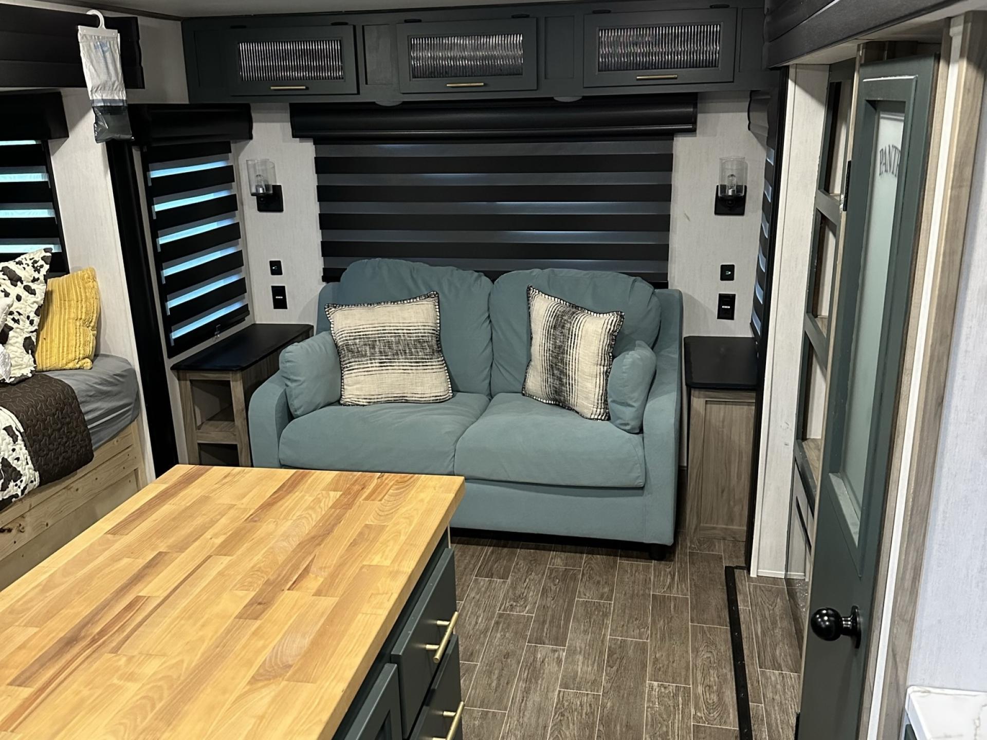 2022 FOREST RIVER ALPHA WOLF 26RL-L