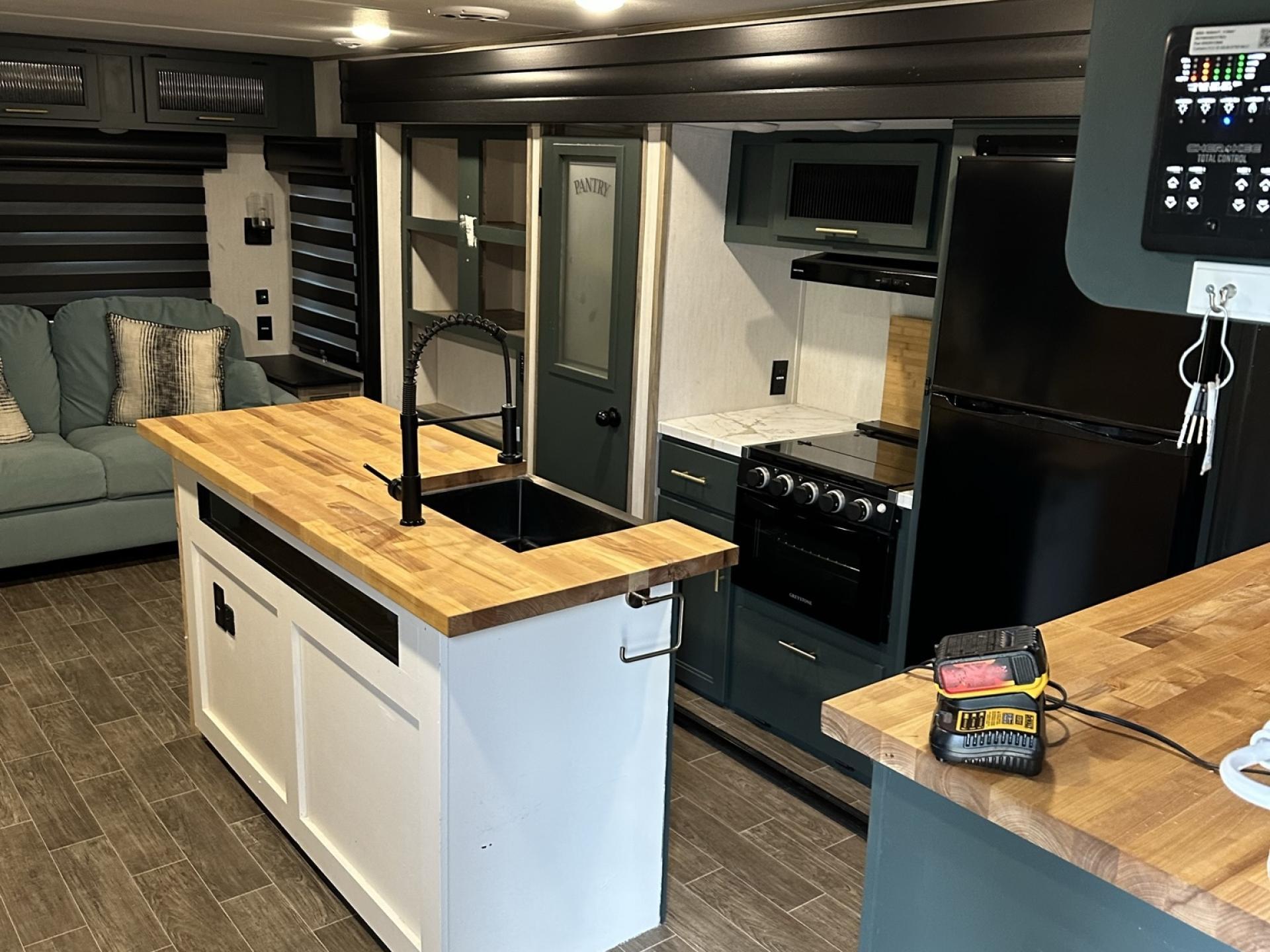 2022 FOREST RIVER ALPHA WOLF 26RL-L