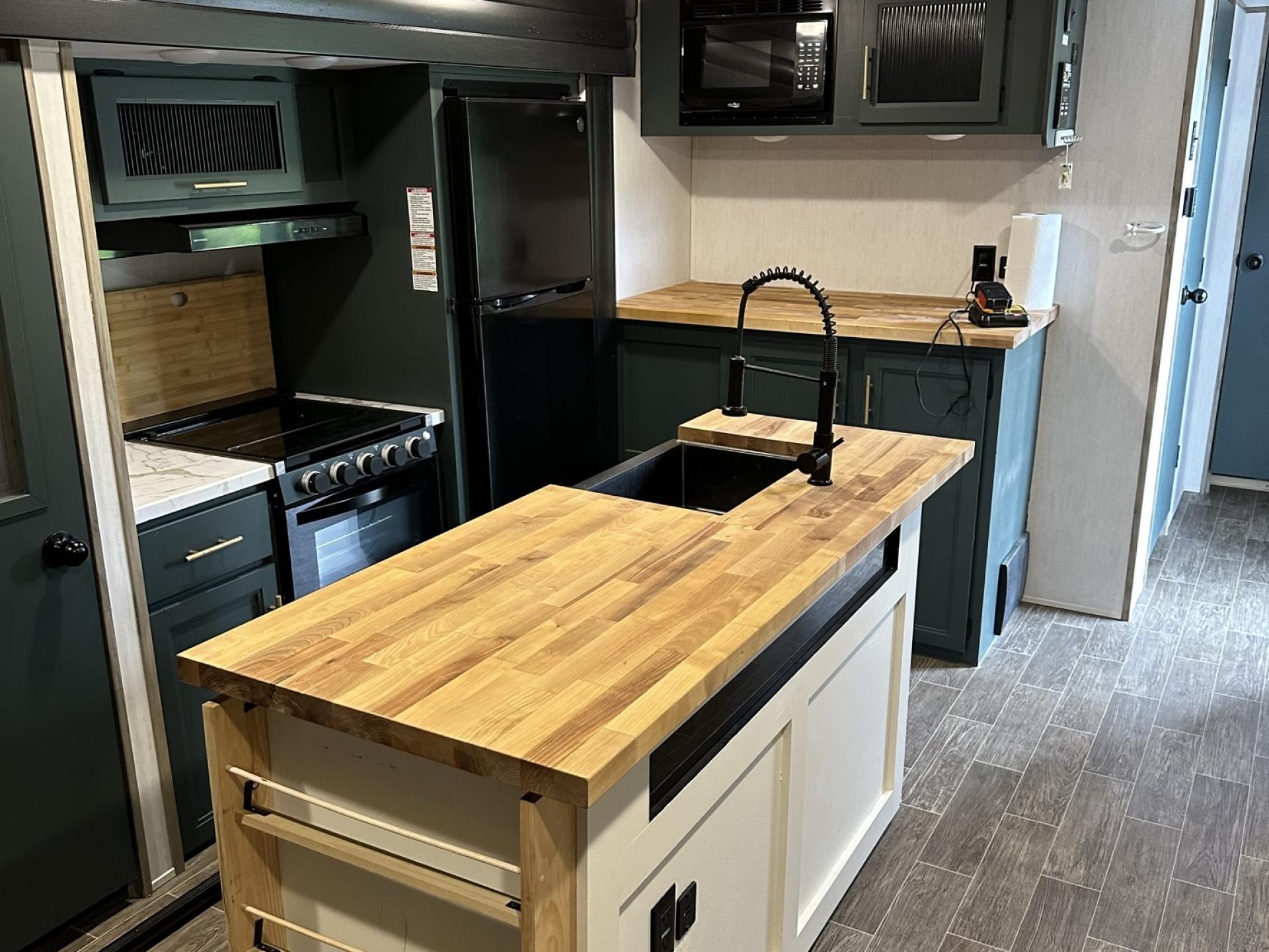 2022 FOREST RIVER ALPHA WOLF 26RL-L