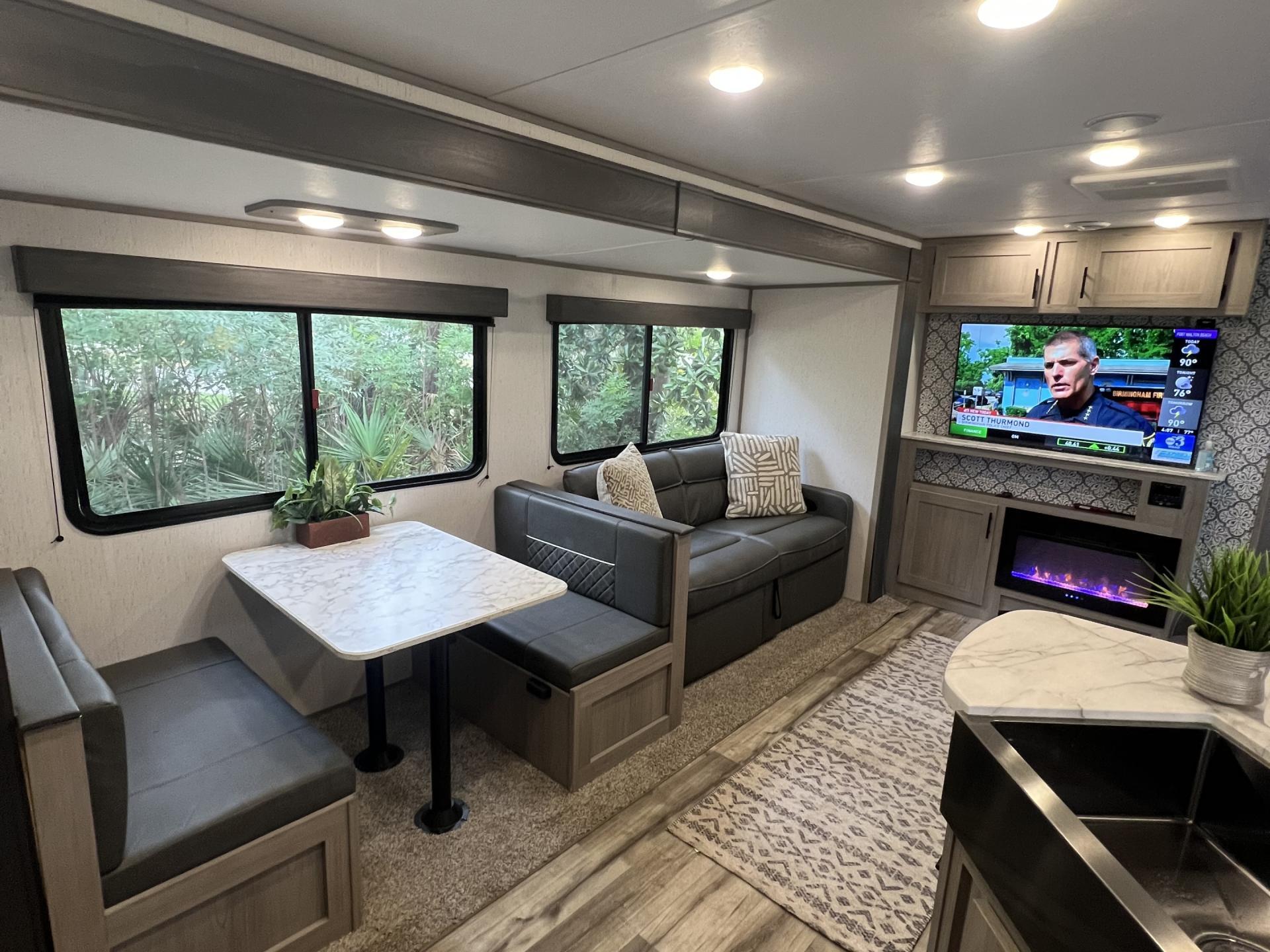 2022 COLEMAN LANTERN LT 386RK