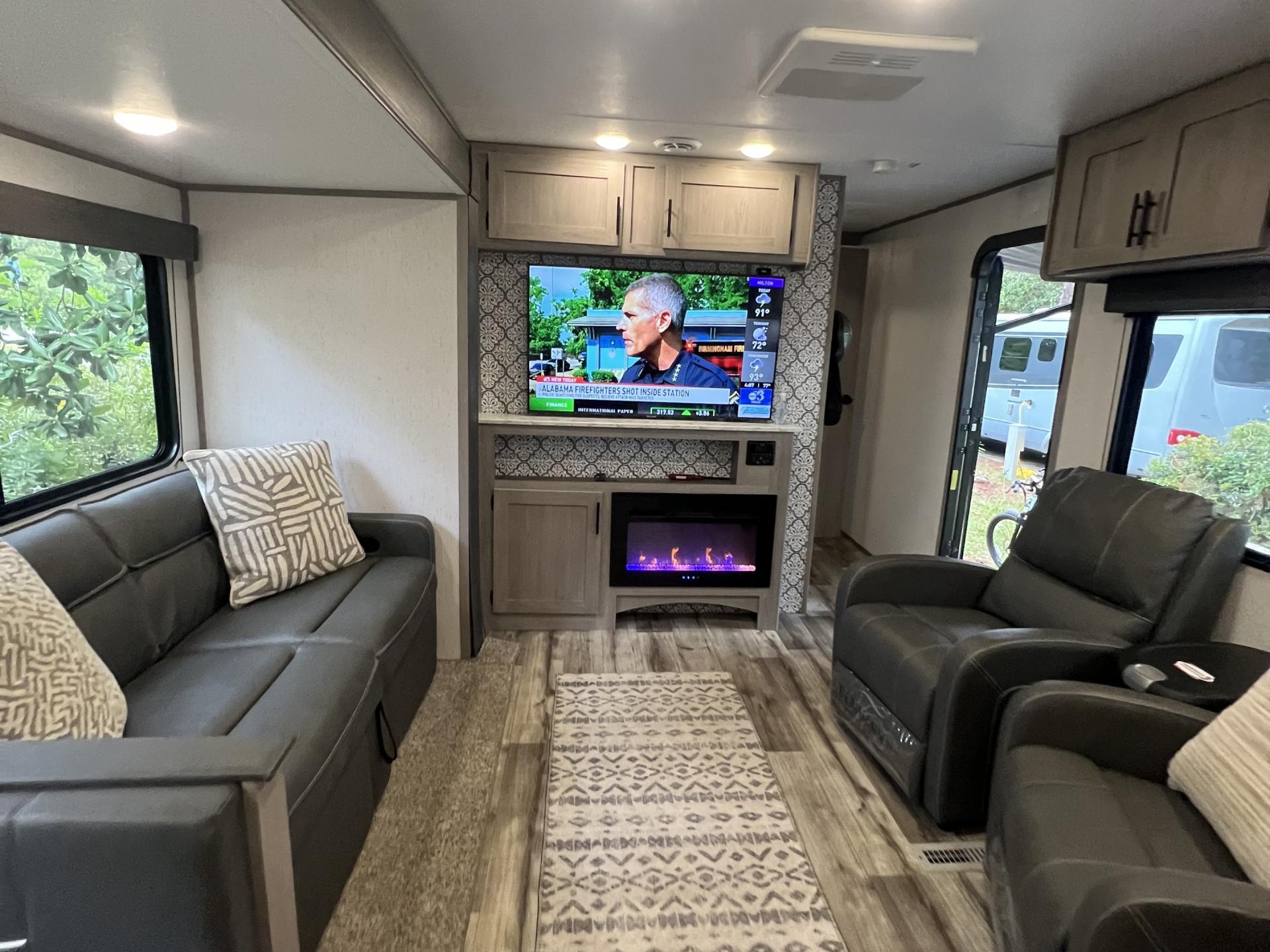 2022 COLEMAN LANTERN LT 386RK