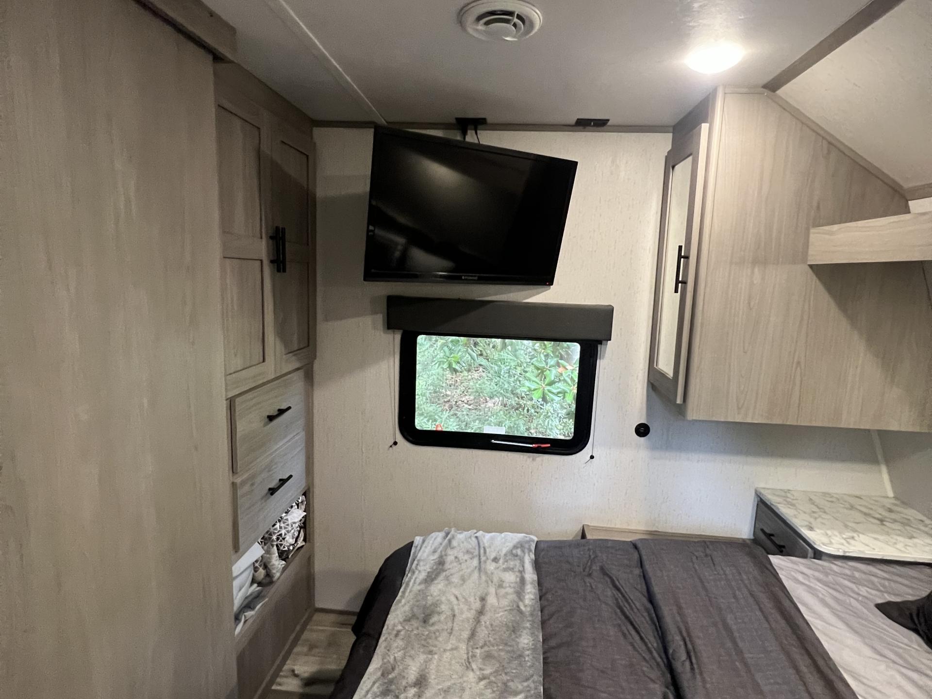 2022 COLEMAN LANTERN LT 386RK