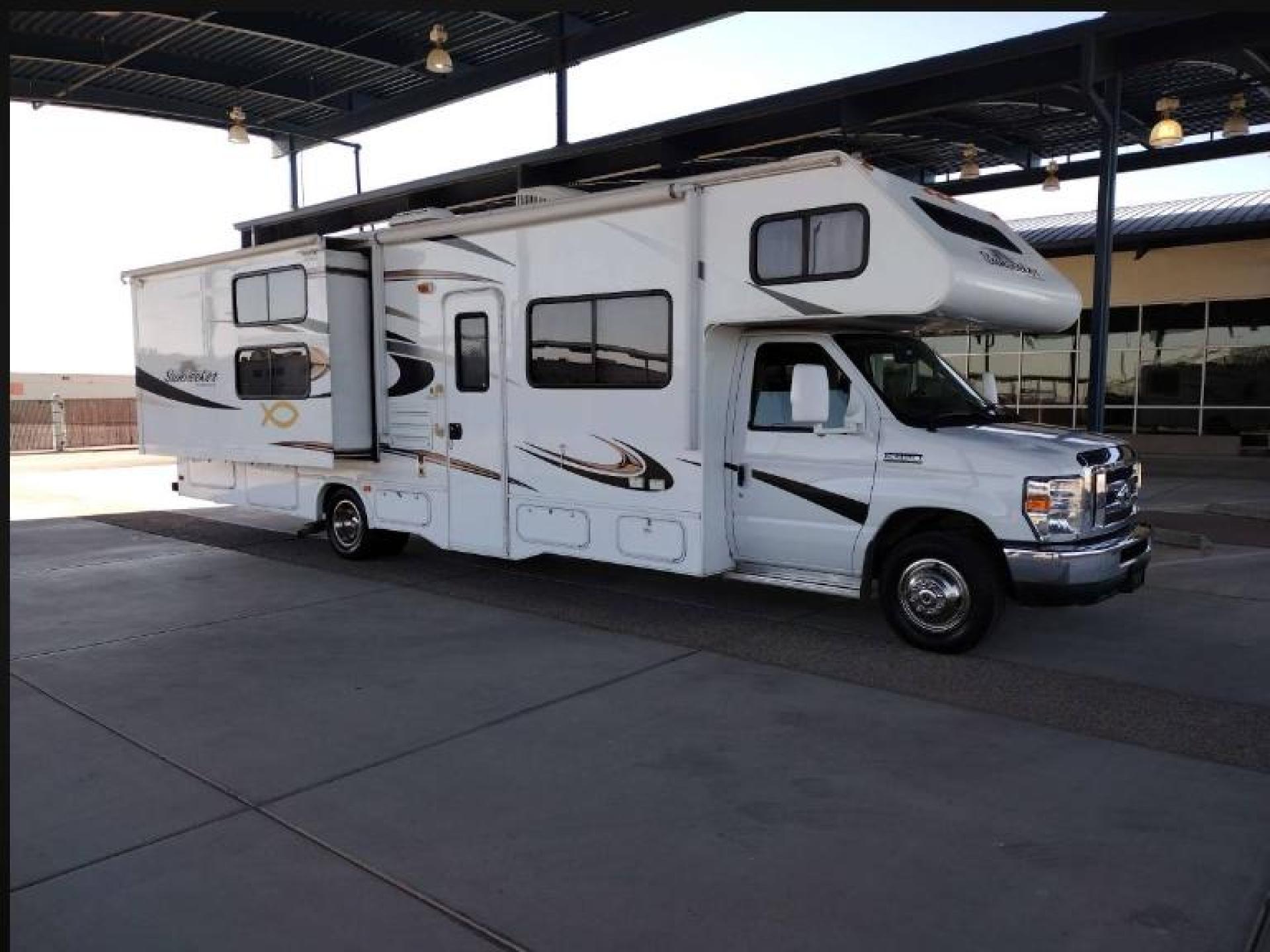 2014 FOREST RIVER SUNSEEKER 3100SSF