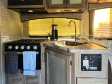 2022 THOR MOTOR COACH FOUR WINDS 28A