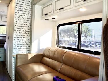 2017 THOR MOTOR COACH VEGAS 24.1