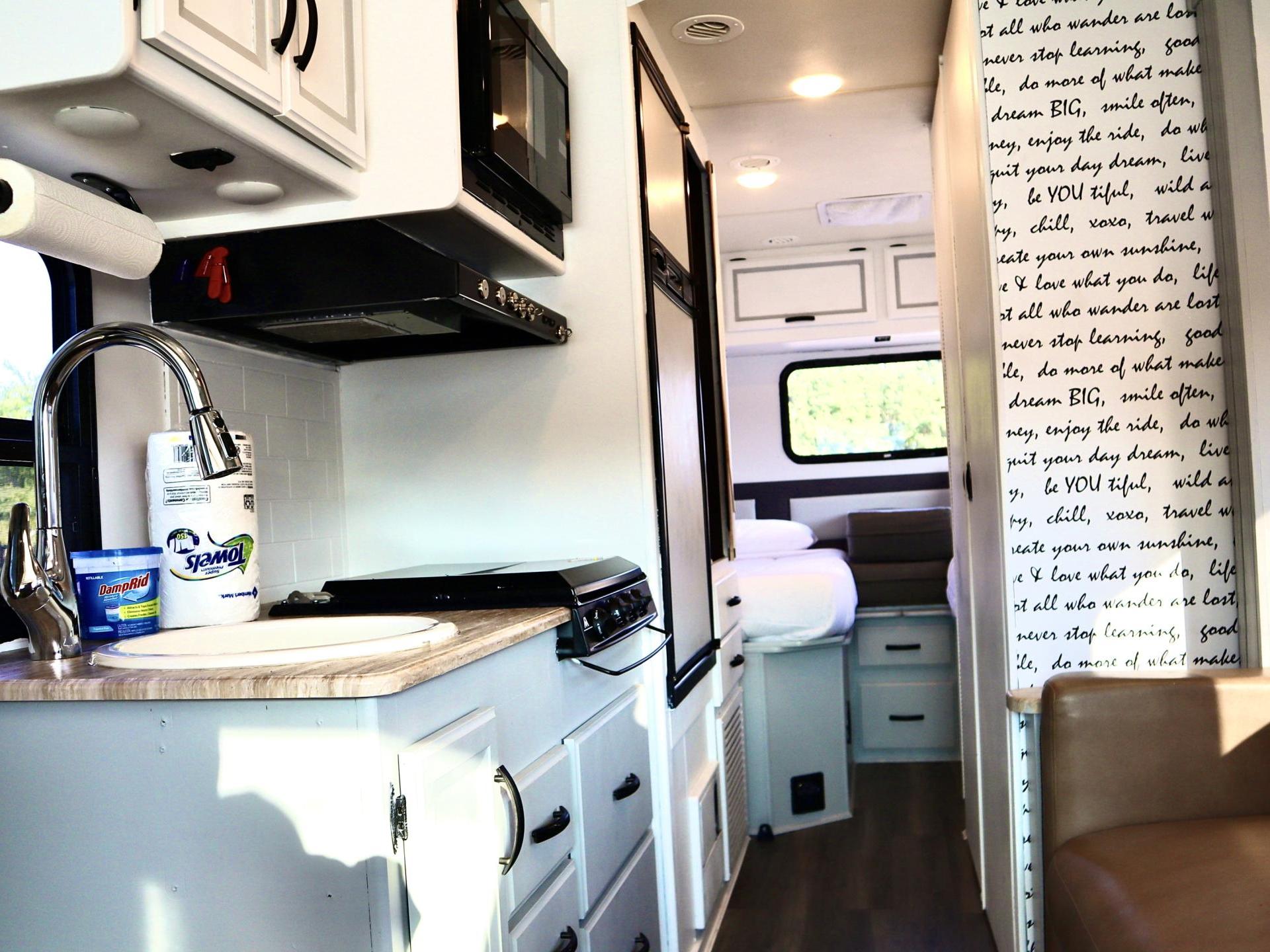 2017 THOR MOTOR COACH VEGAS 24.1