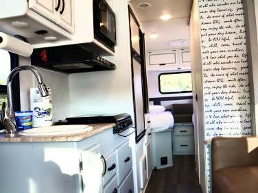 2017 THOR MOTOR COACH VEGAS 24.1