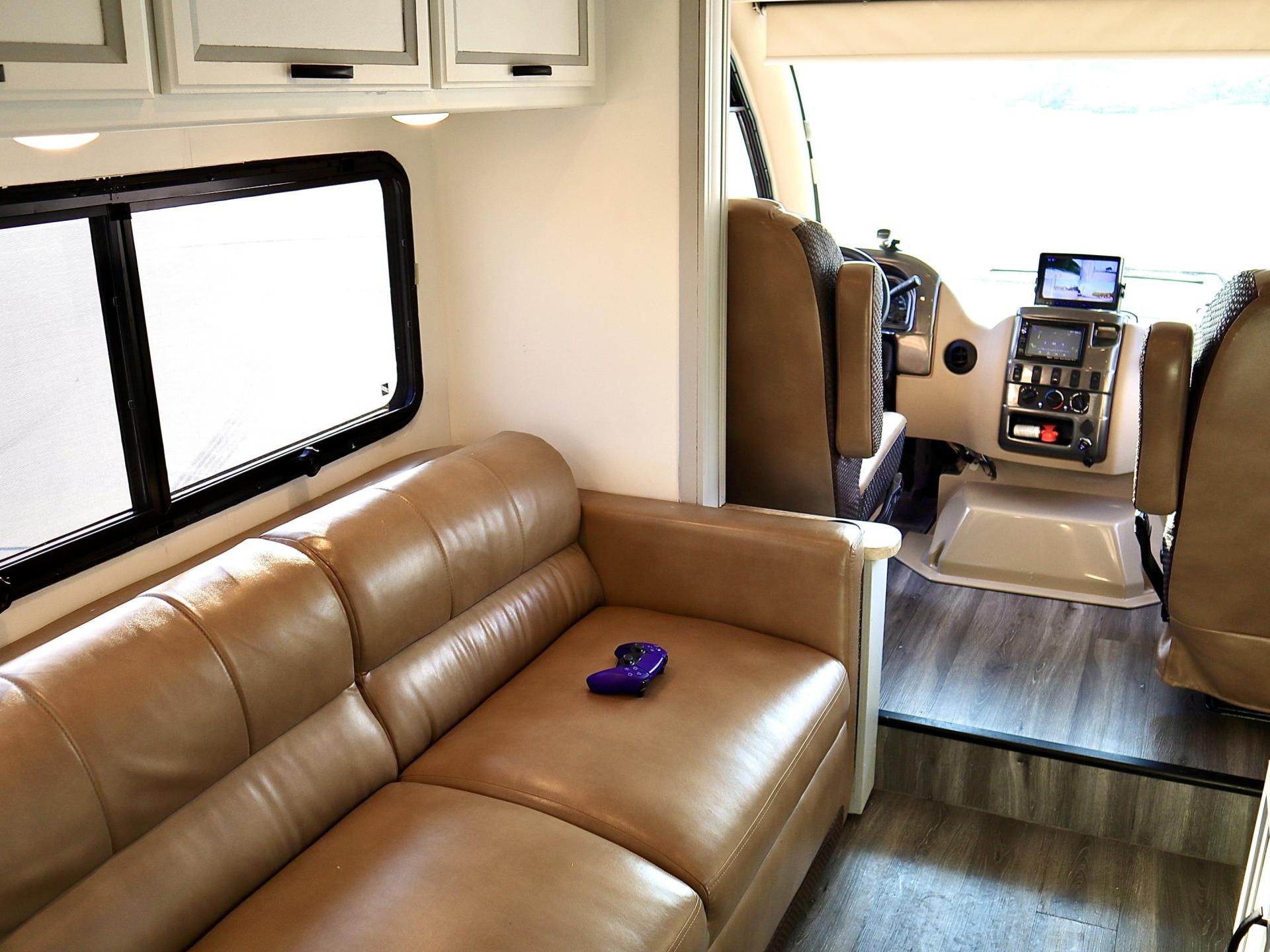 2017 THOR MOTOR COACH VEGAS 24.1