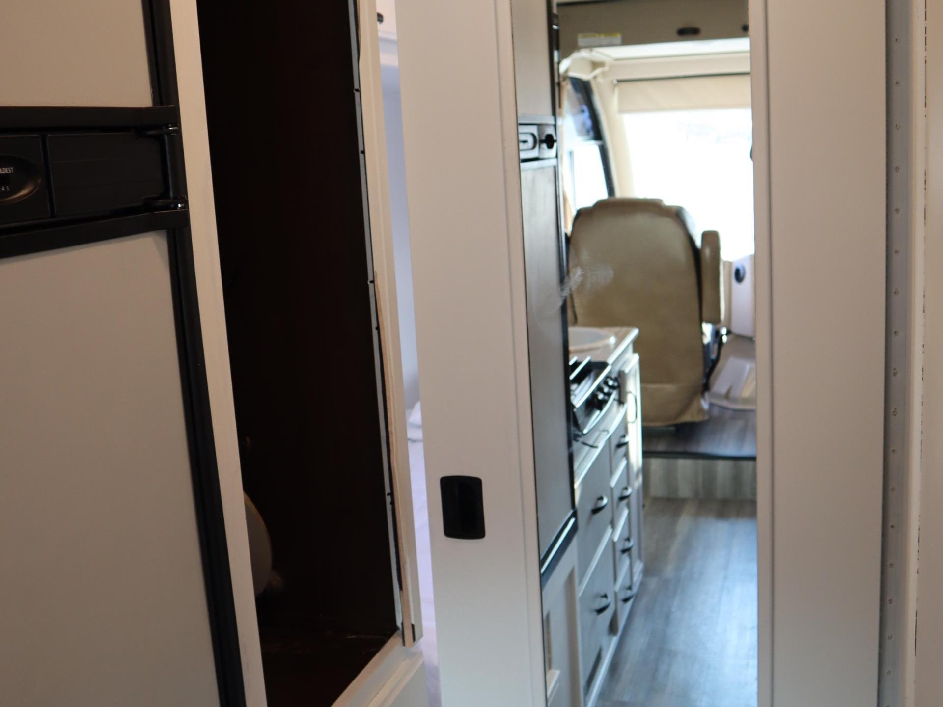 2017 THOR MOTOR COACH VEGAS 24.1