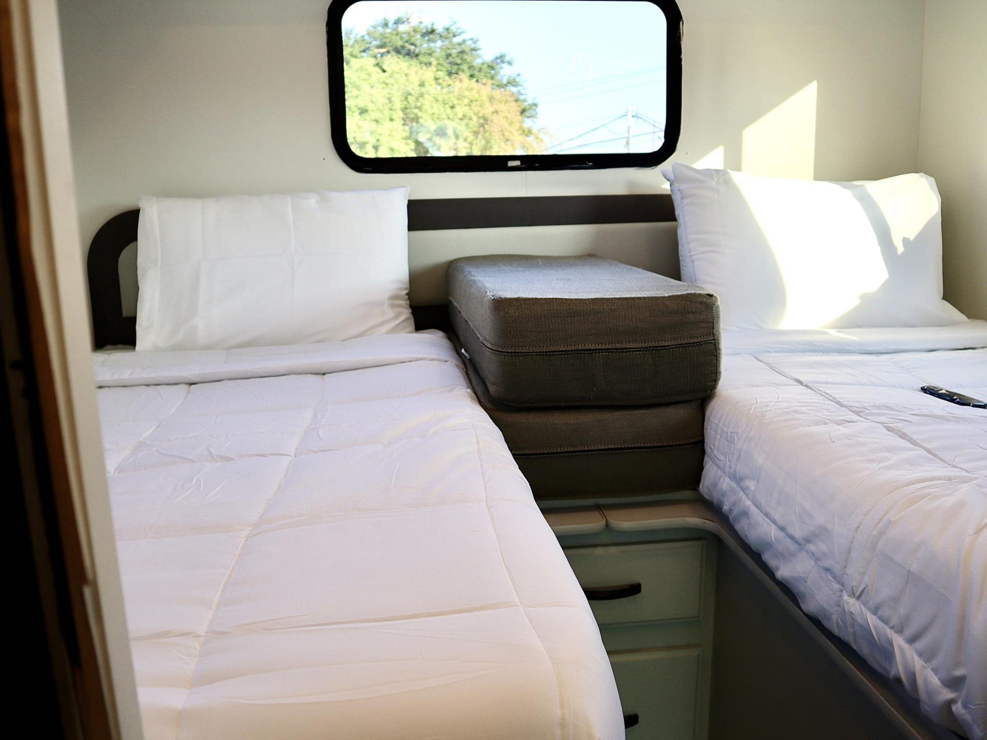 2017 THOR MOTOR COACH VEGAS 24.1