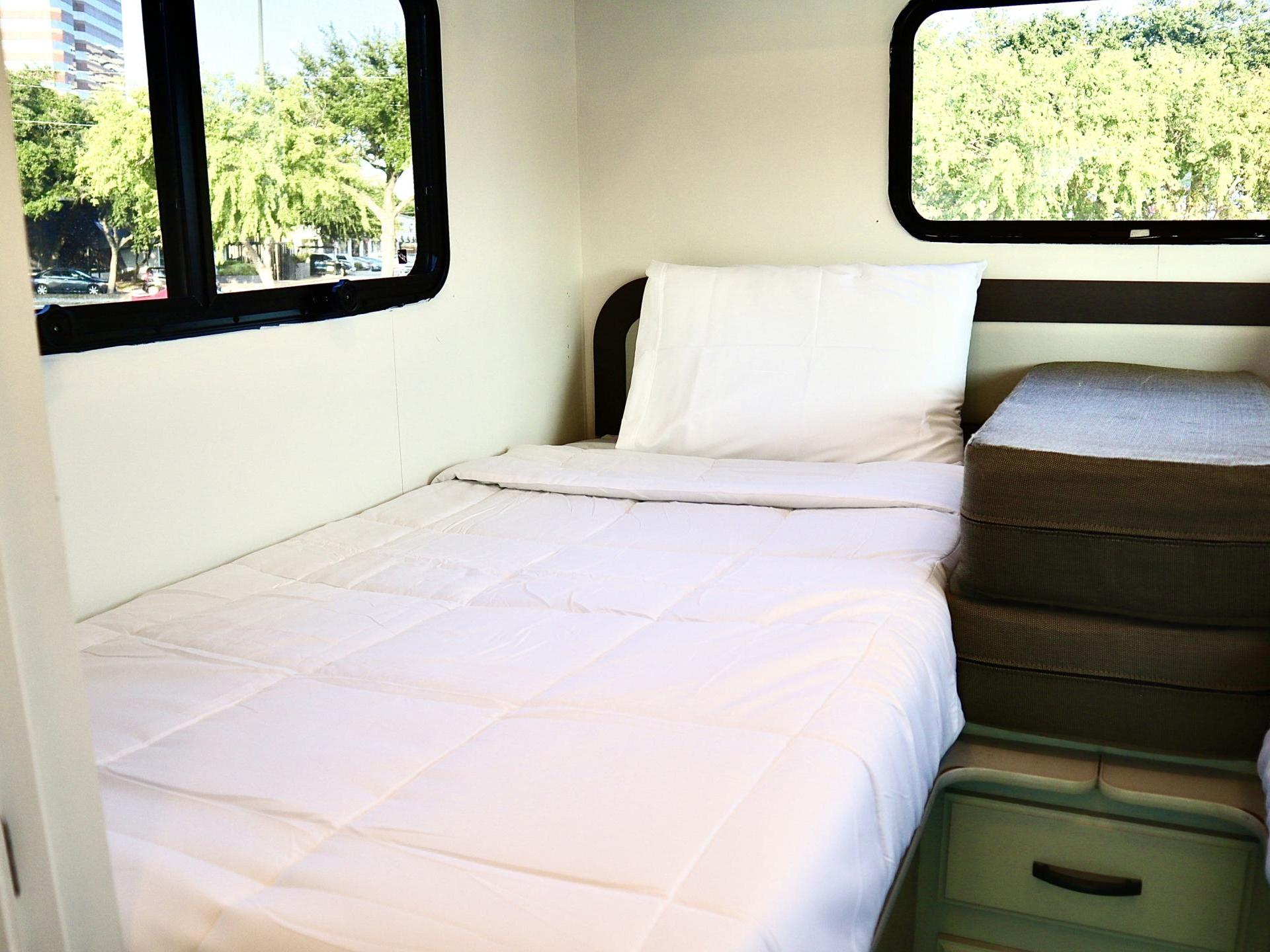 2017 THOR MOTOR COACH VEGAS 24.1