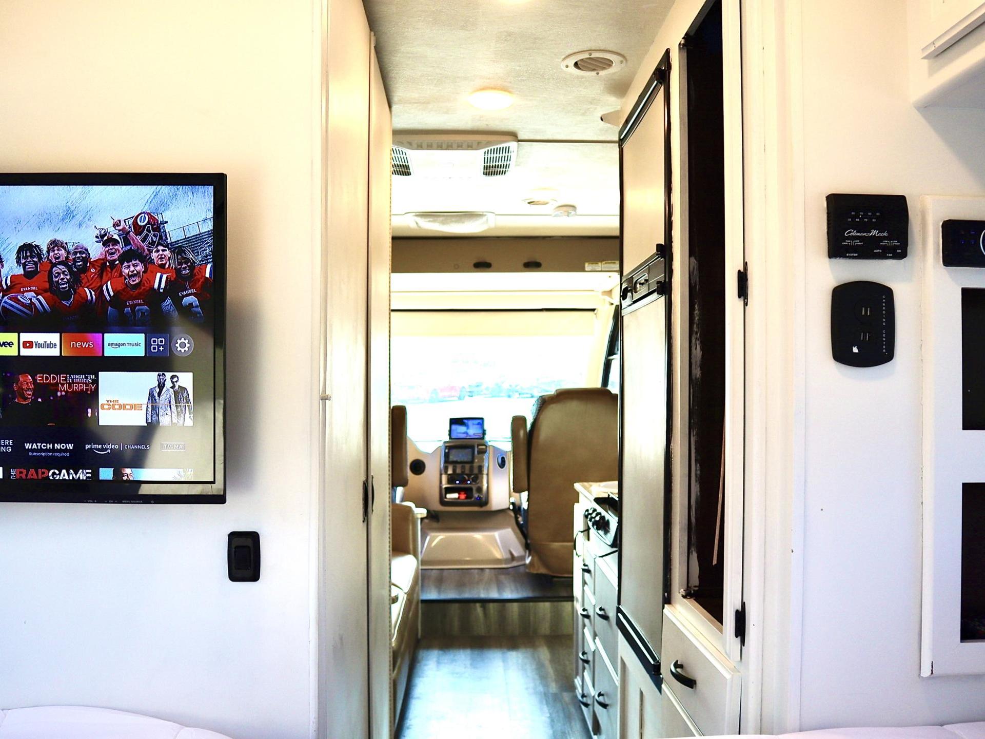 2017 THOR MOTOR COACH VEGAS 24.1