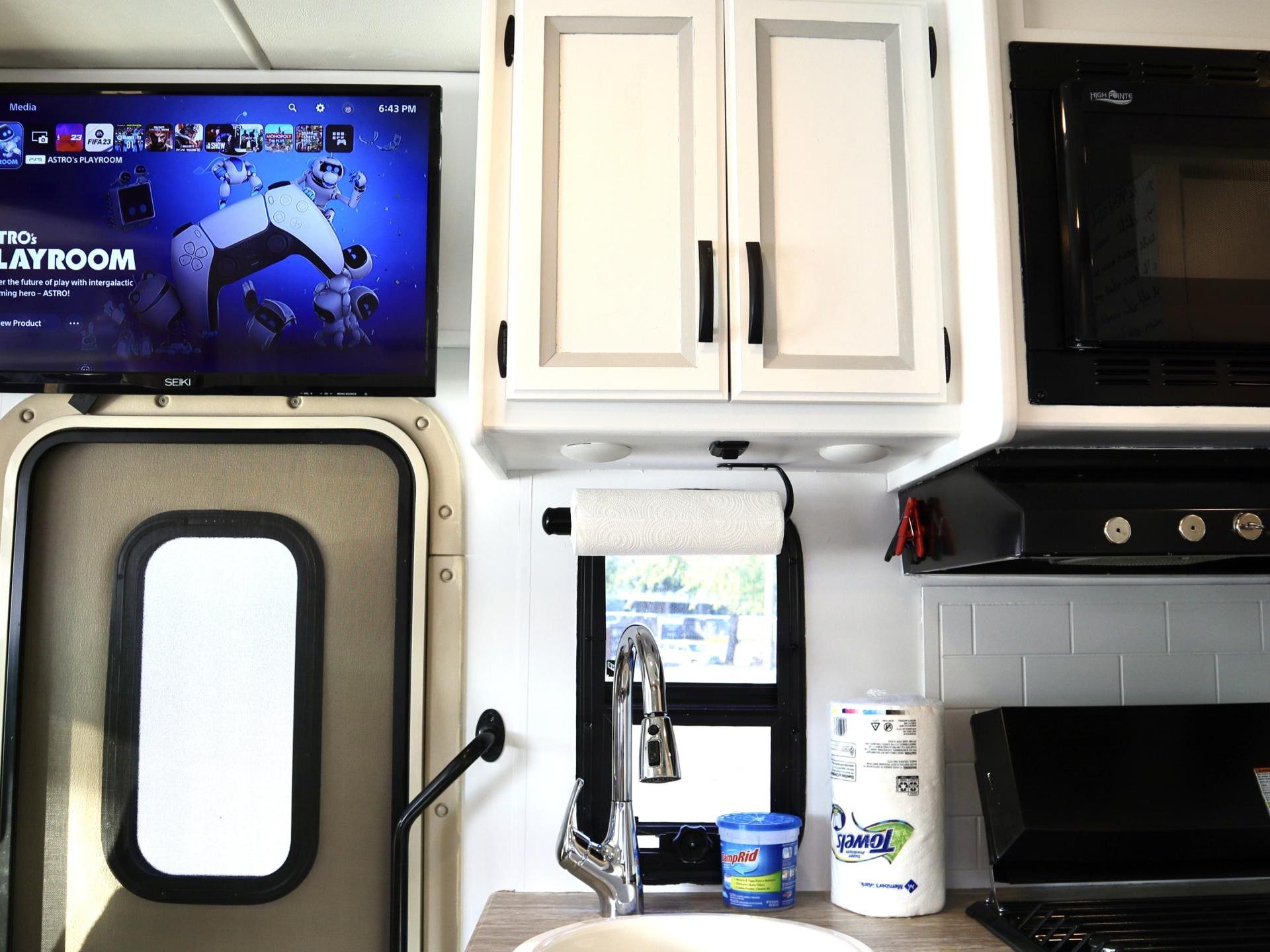 2017 THOR MOTOR COACH VEGAS 24.1