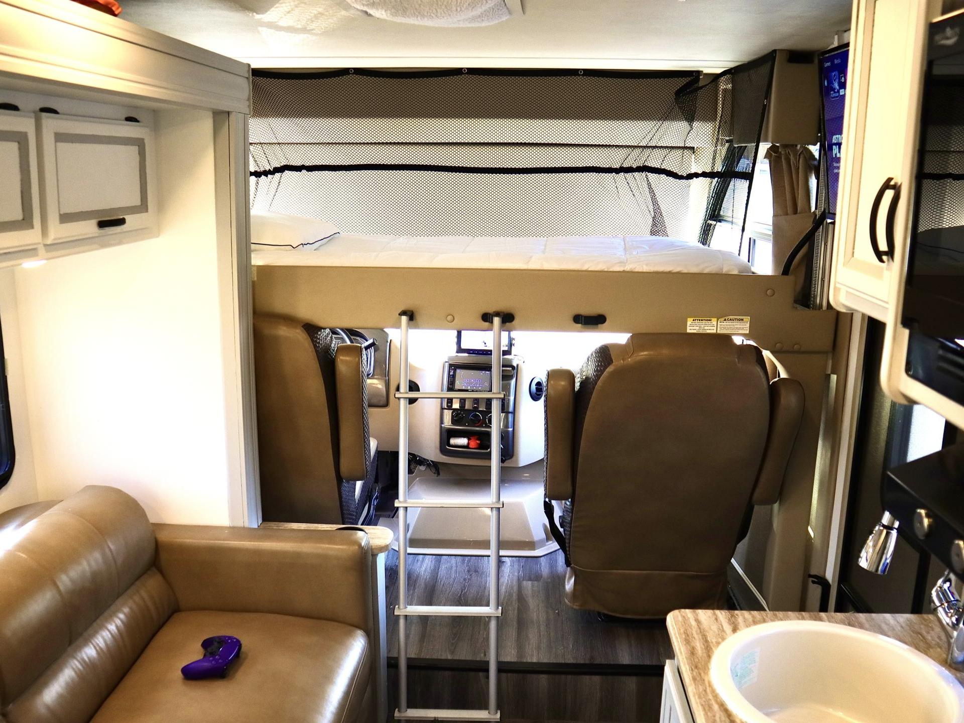 2017 THOR MOTOR COACH VEGAS 24.1