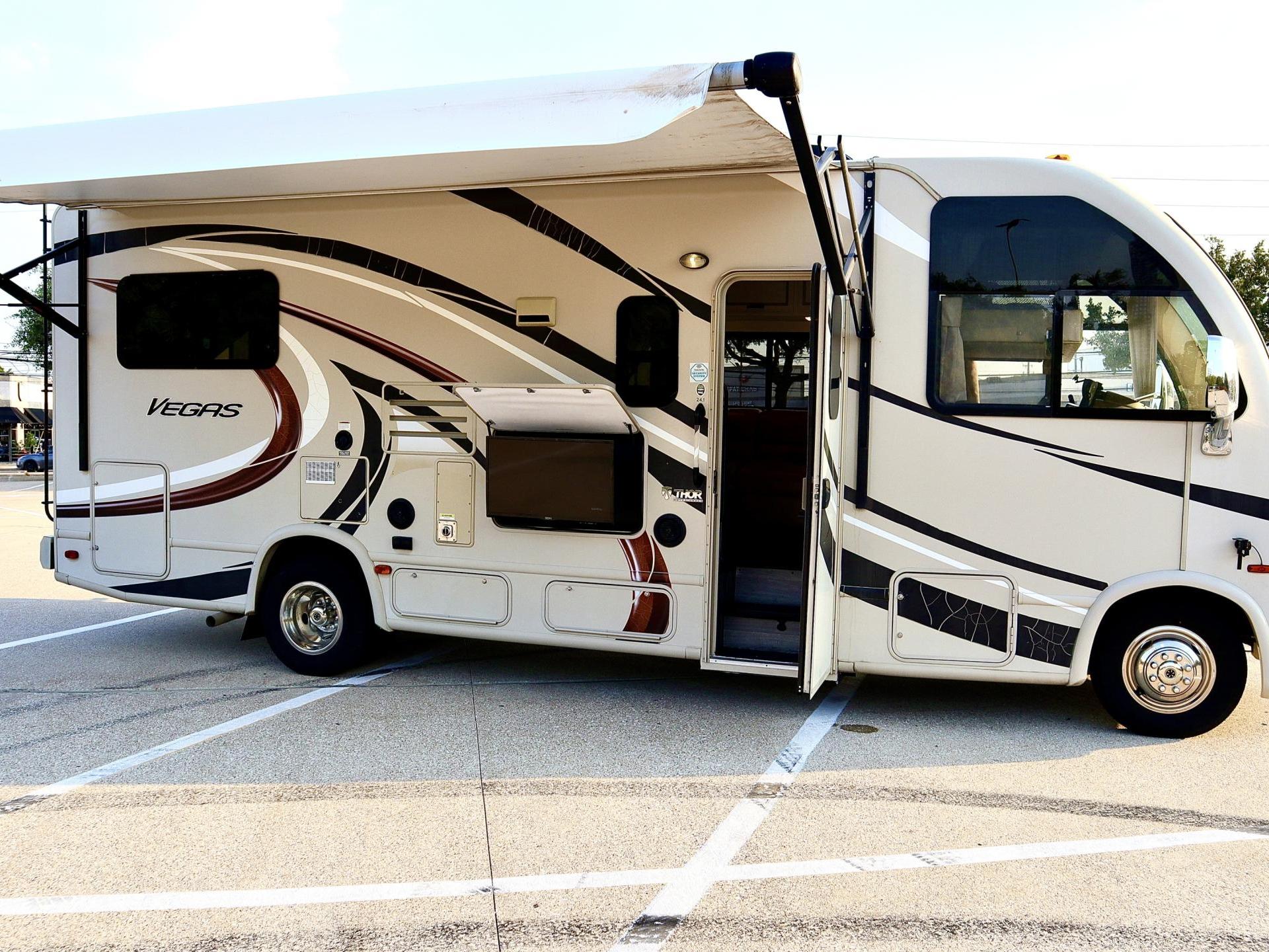 2017 THOR MOTOR COACH VEGAS 24.1