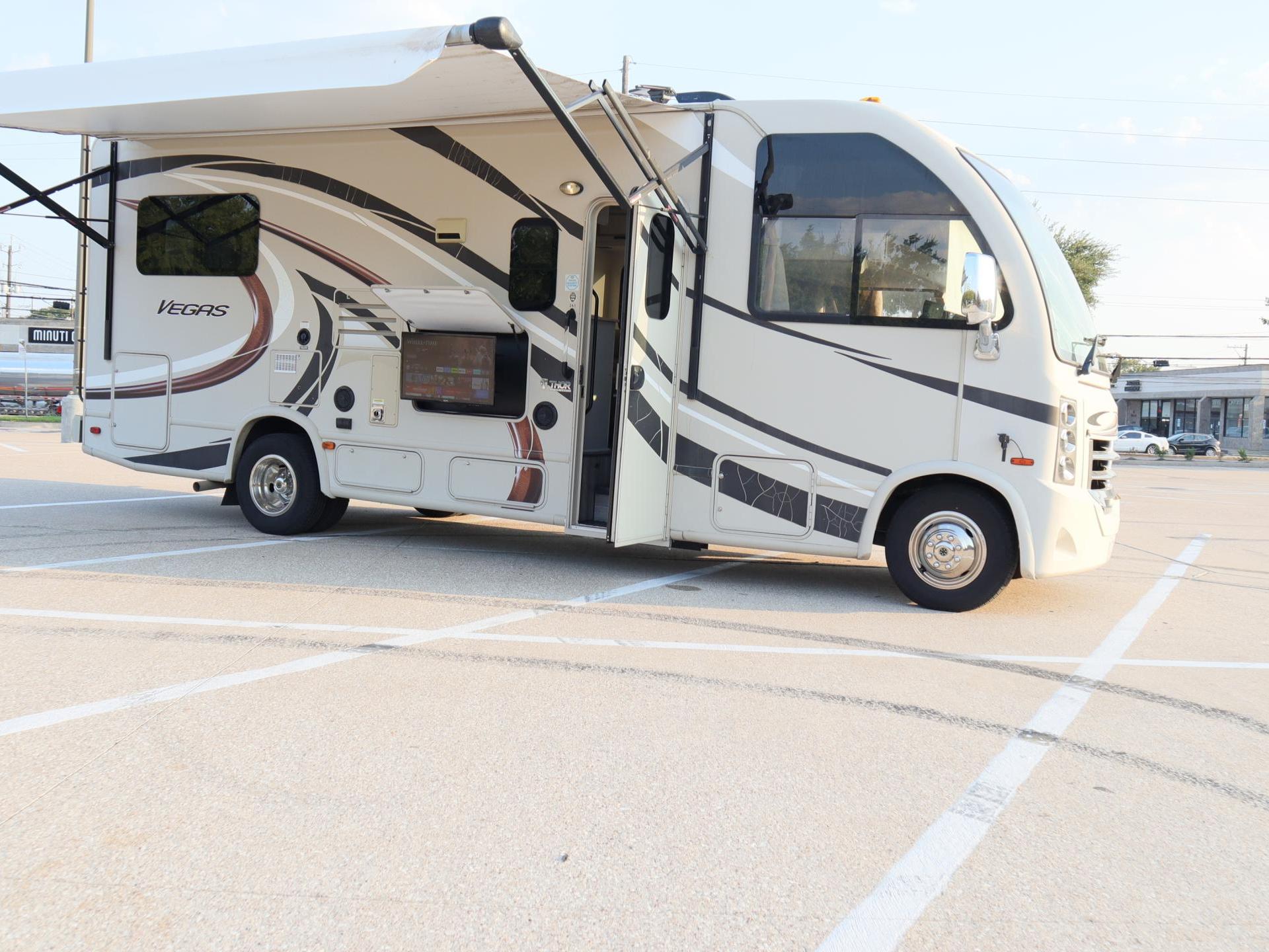 2017 THOR MOTOR COACH VEGAS 24.1