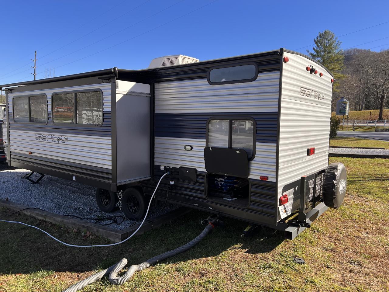 2022 FOREST RIVER Cherokee Grey Wolf 26DBH