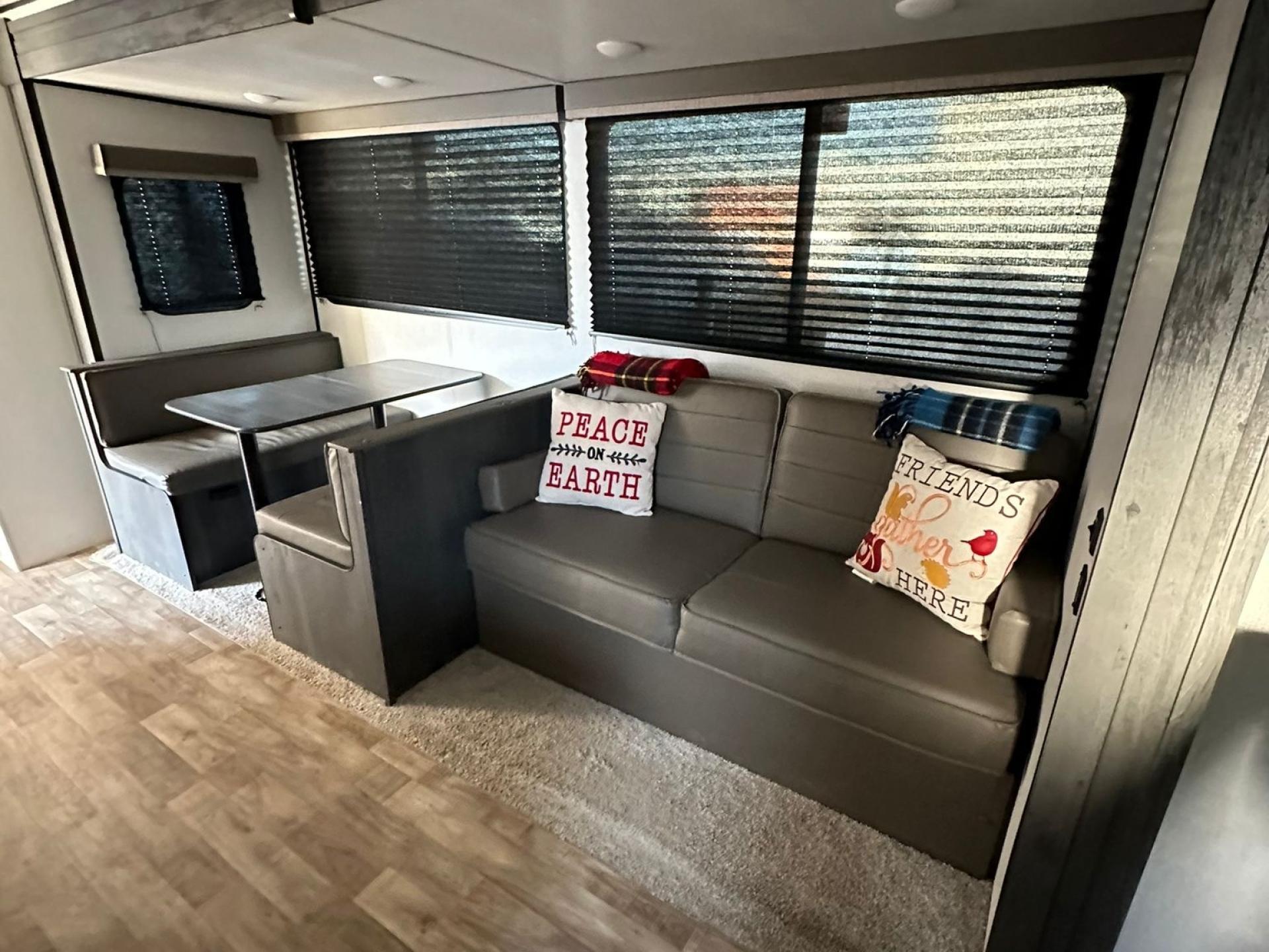 2022 KEYSTONE HIDEOUT 318BR