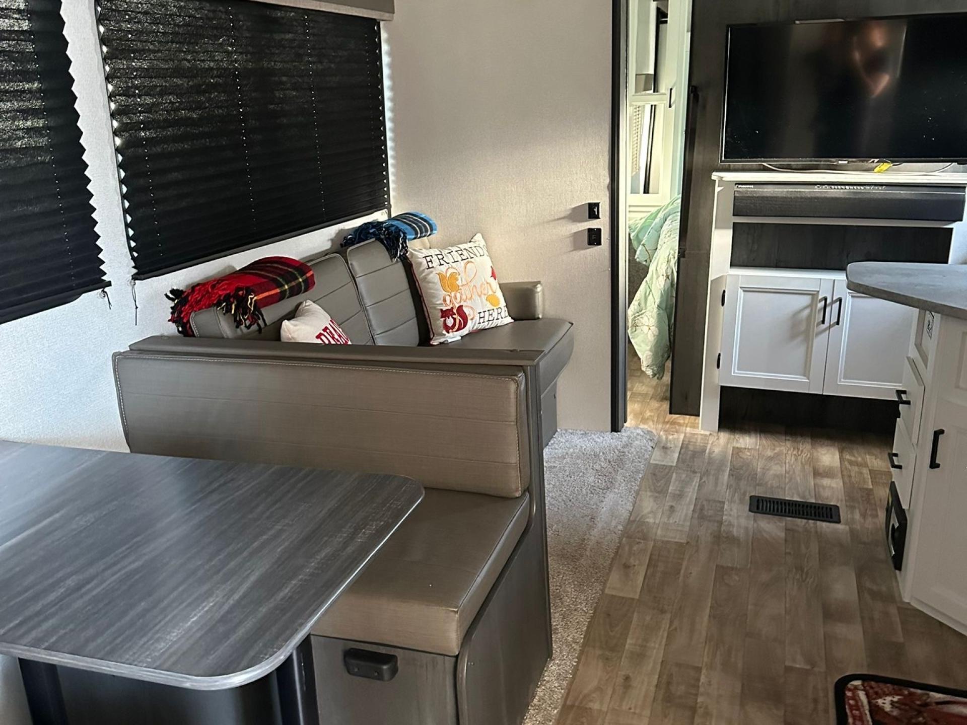 2022 KEYSTONE HIDEOUT 318BR