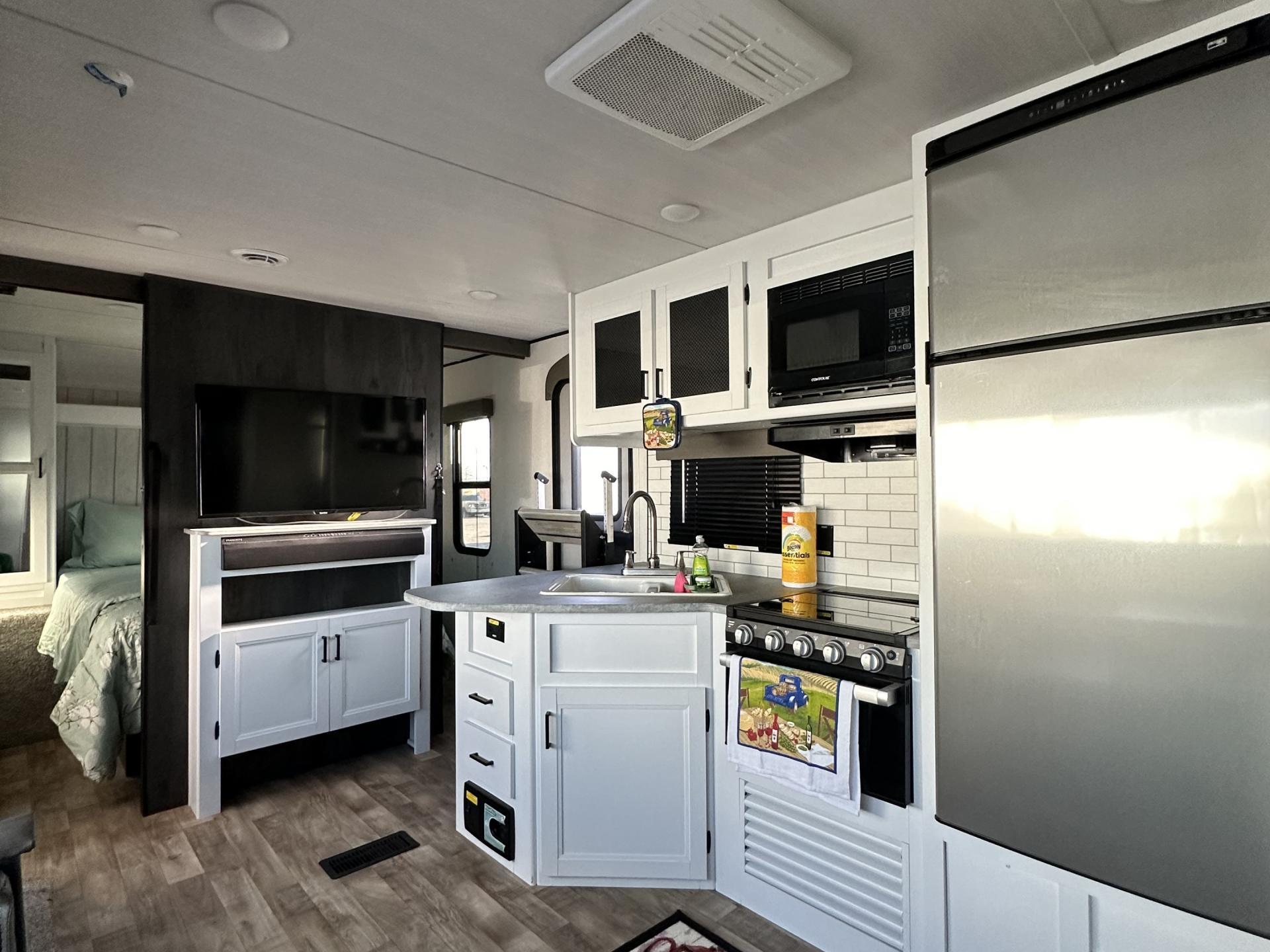 2022 KEYSTONE HIDEOUT 318BR