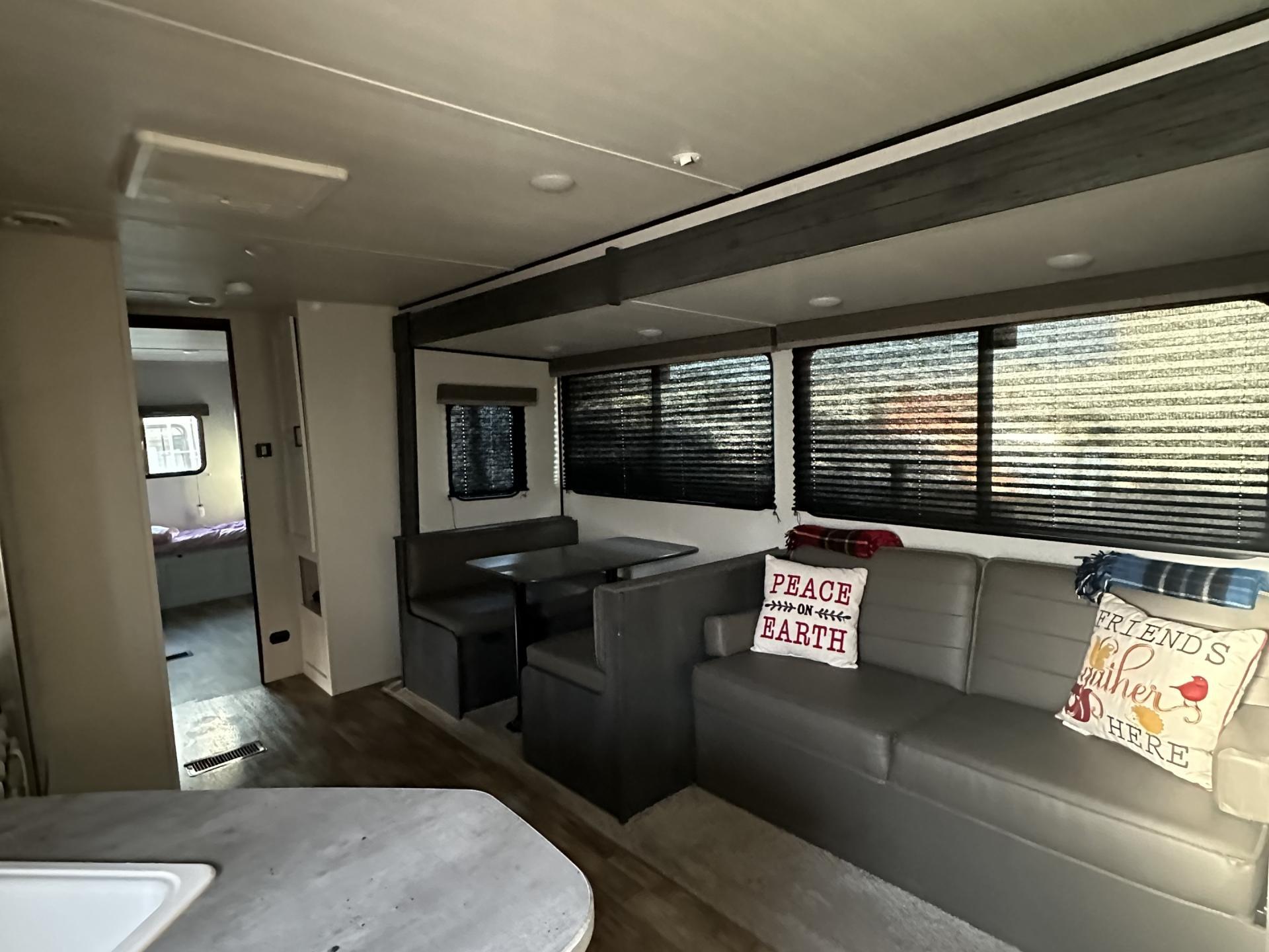 2022 KEYSTONE HIDEOUT 318BR