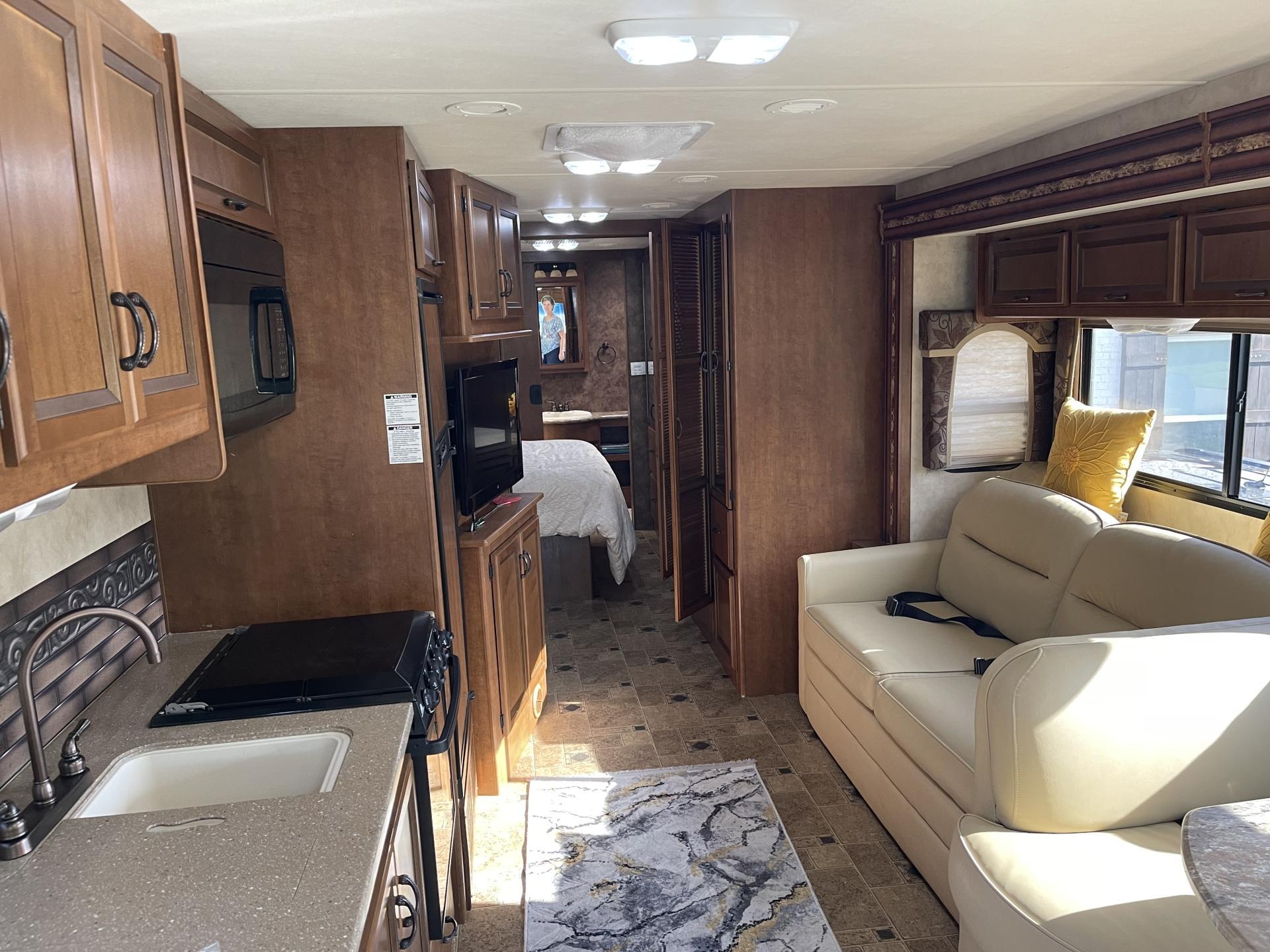 2014 THOR MOTOR COACH HURRICANE 34E