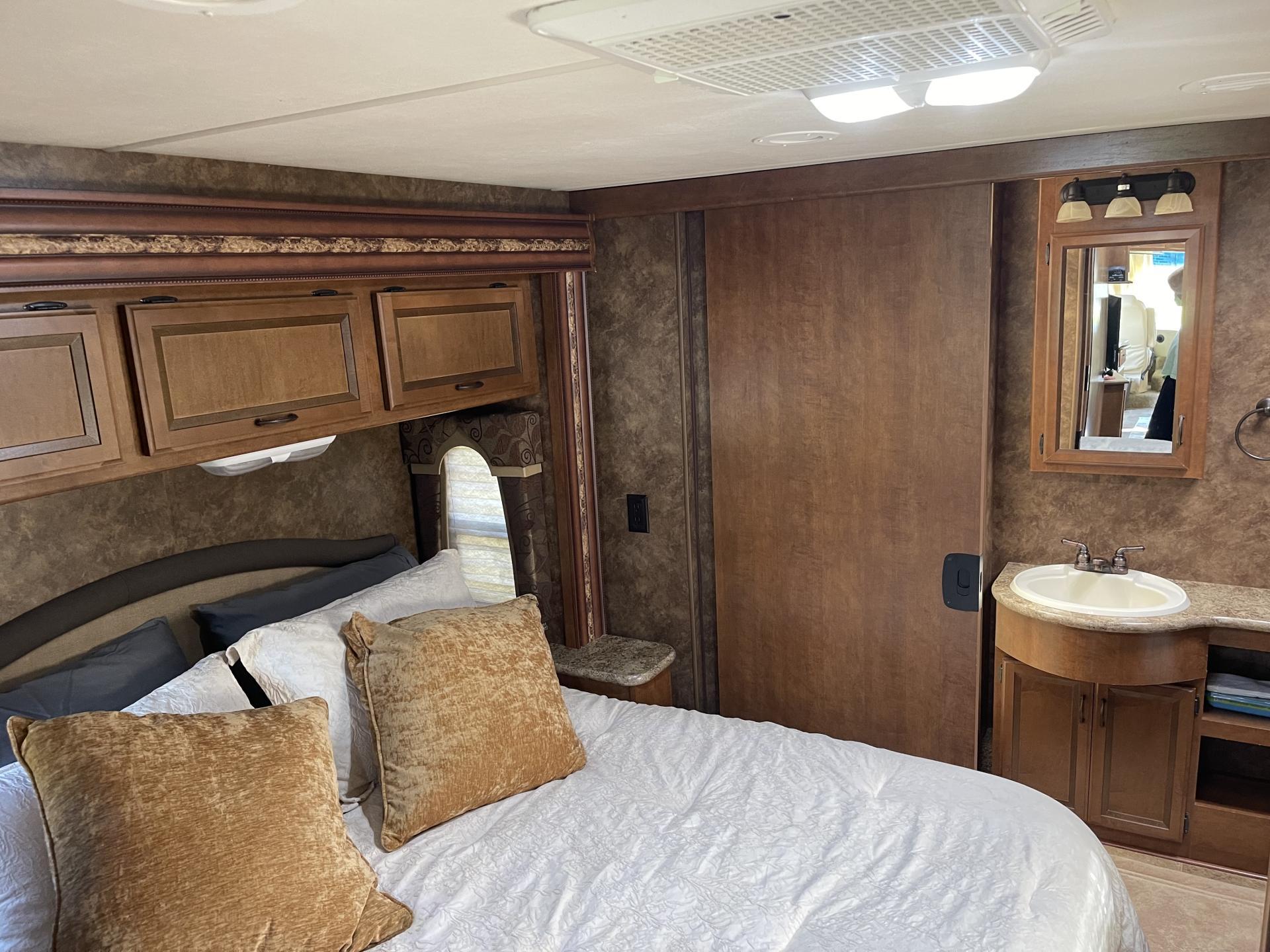 2014 THOR MOTOR COACH HURRICANE 34E