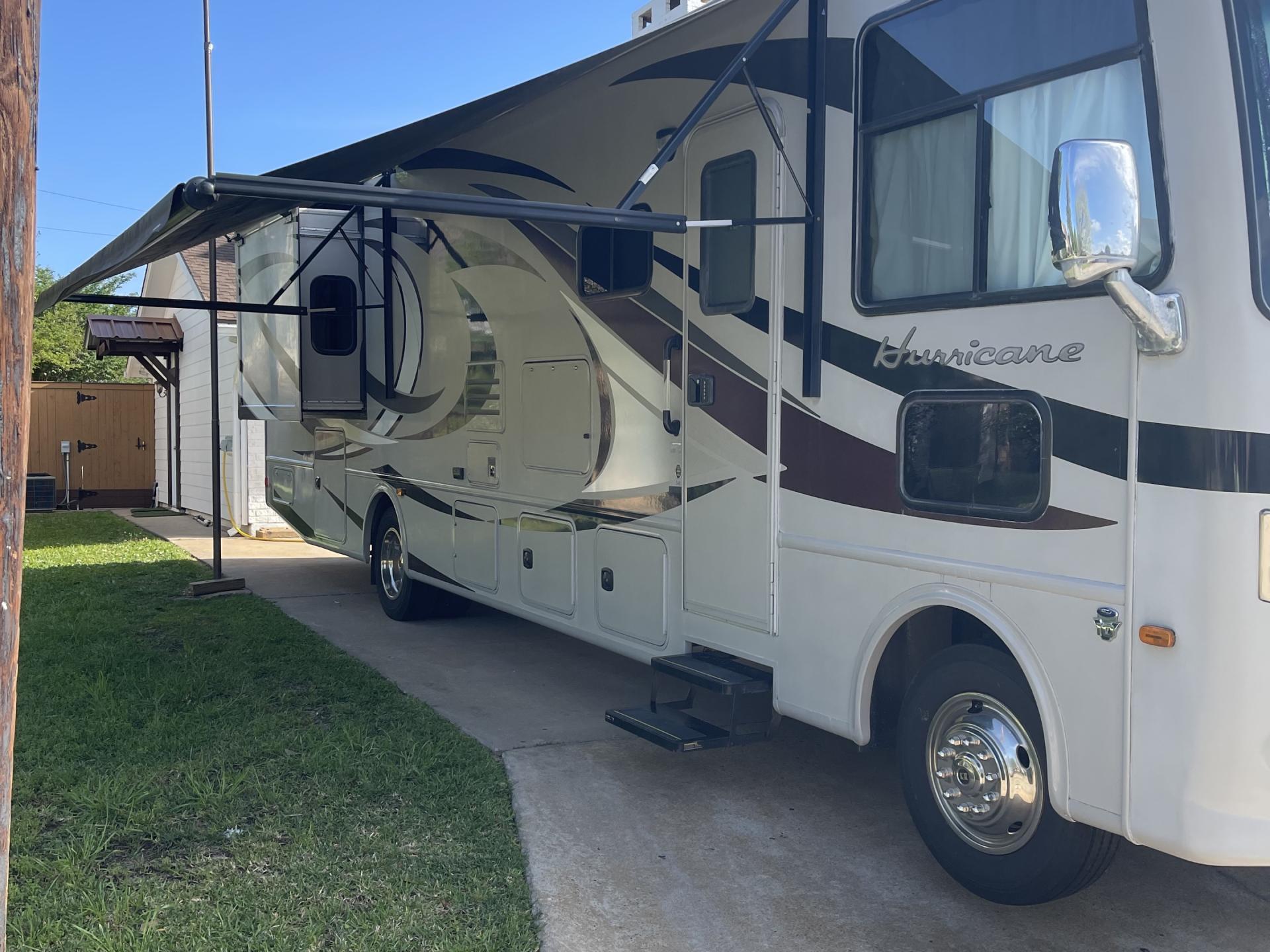 2014 THOR MOTOR COACH HURRICANE 34E