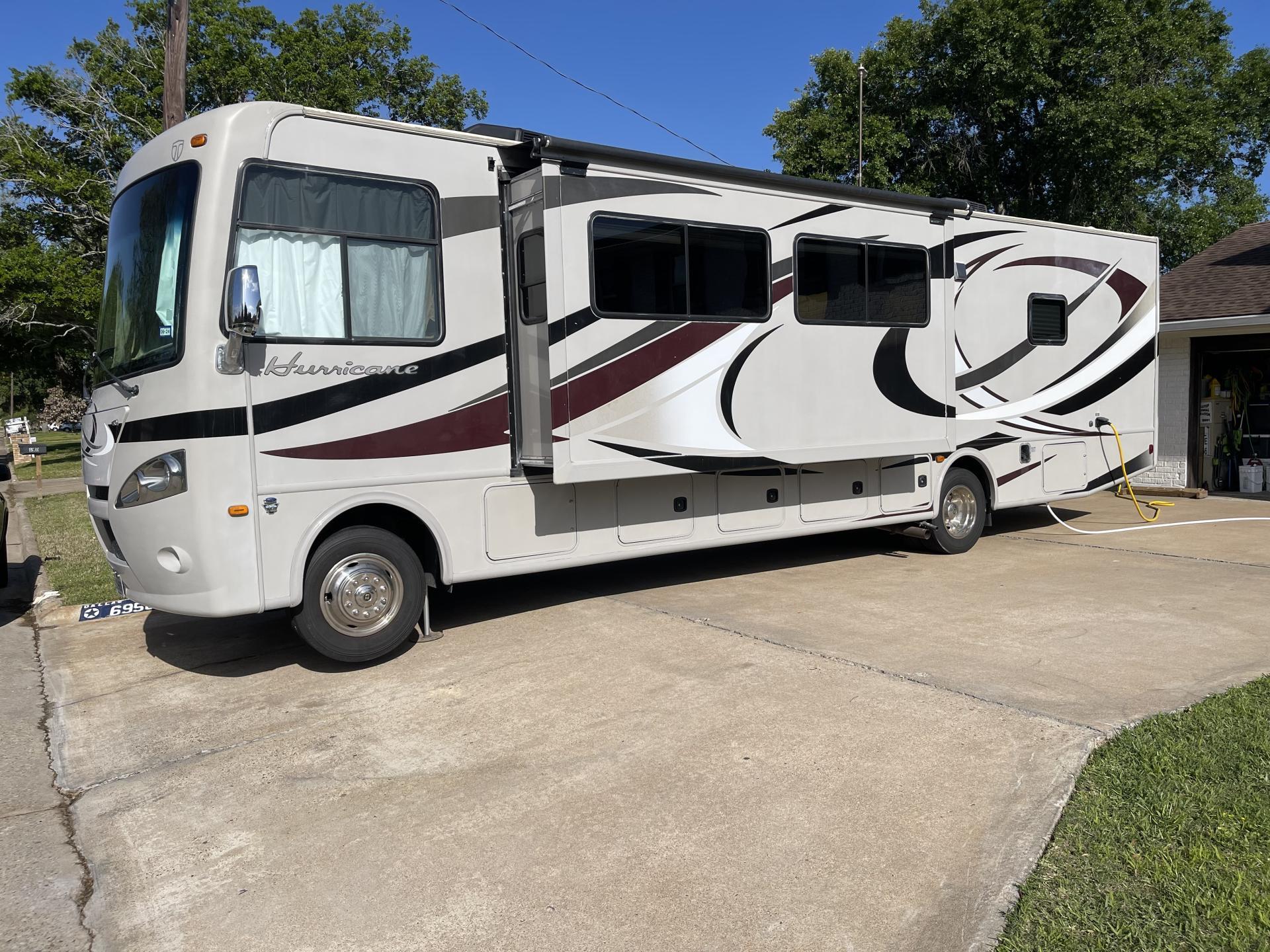 2014 THOR MOTOR COACH HURRICANE 34E