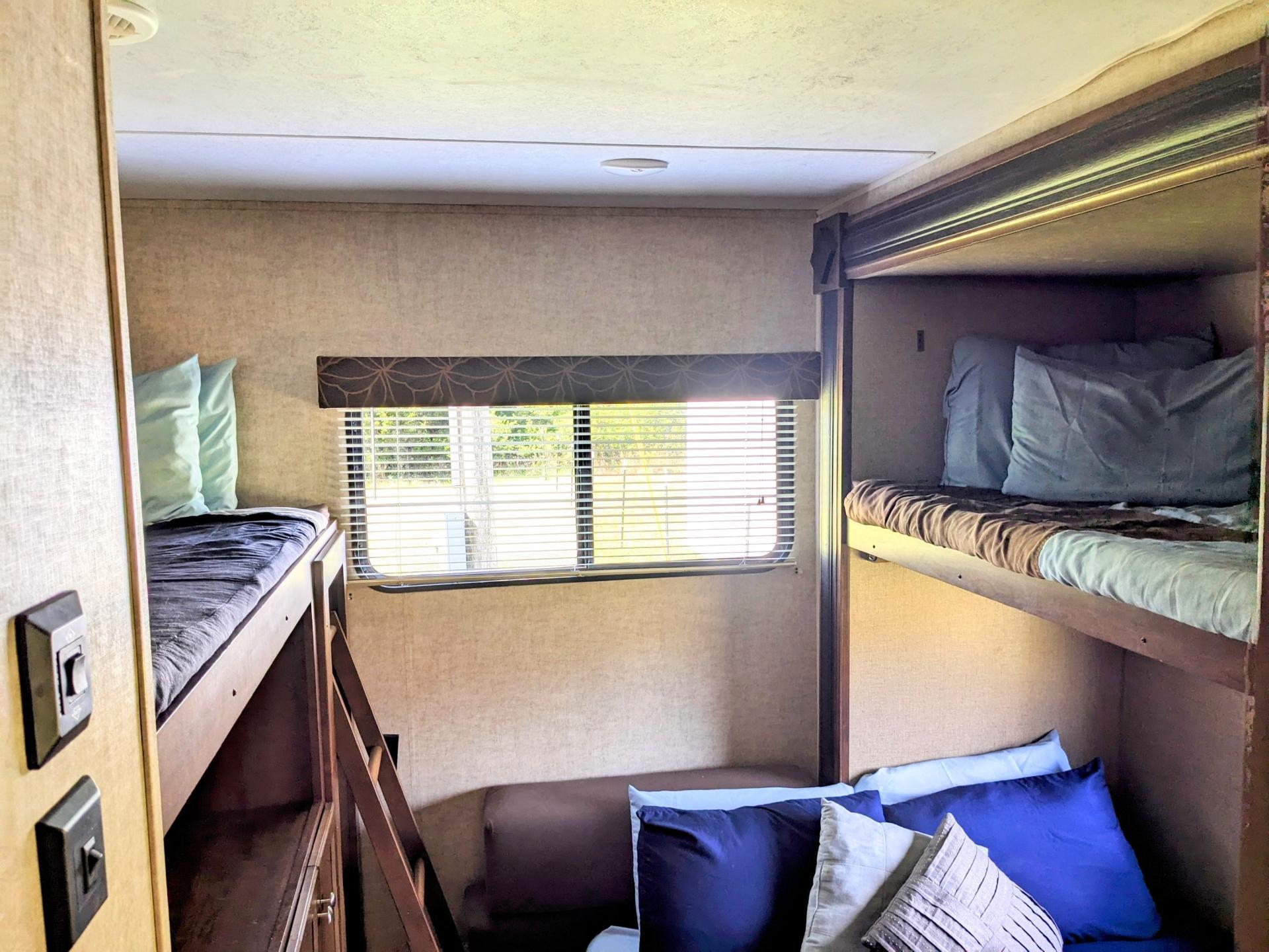 2016 KEYSTONE HIDEOUT 31RBDS