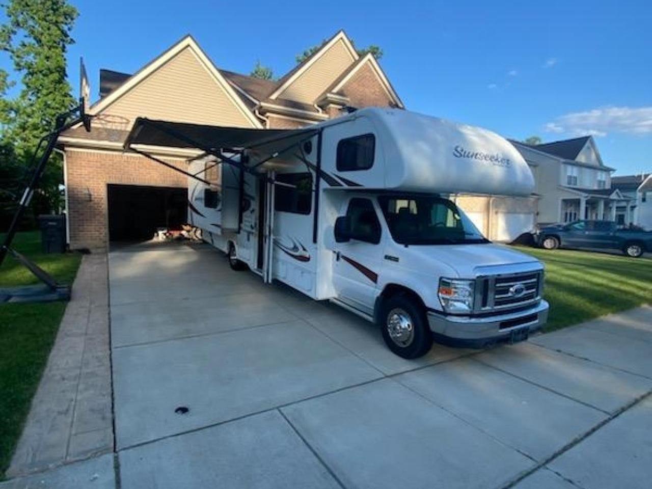 2016 FOREST RIVER SUNSEEKER 3170DSF