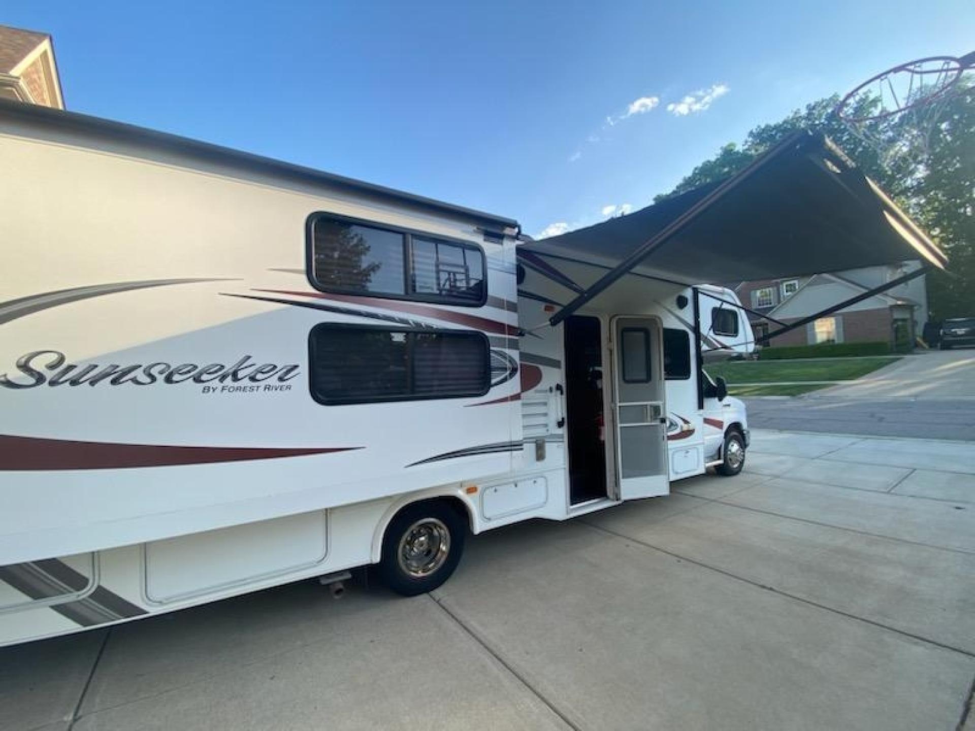 2016 FOREST RIVER SUNSEEKER 3170DSF