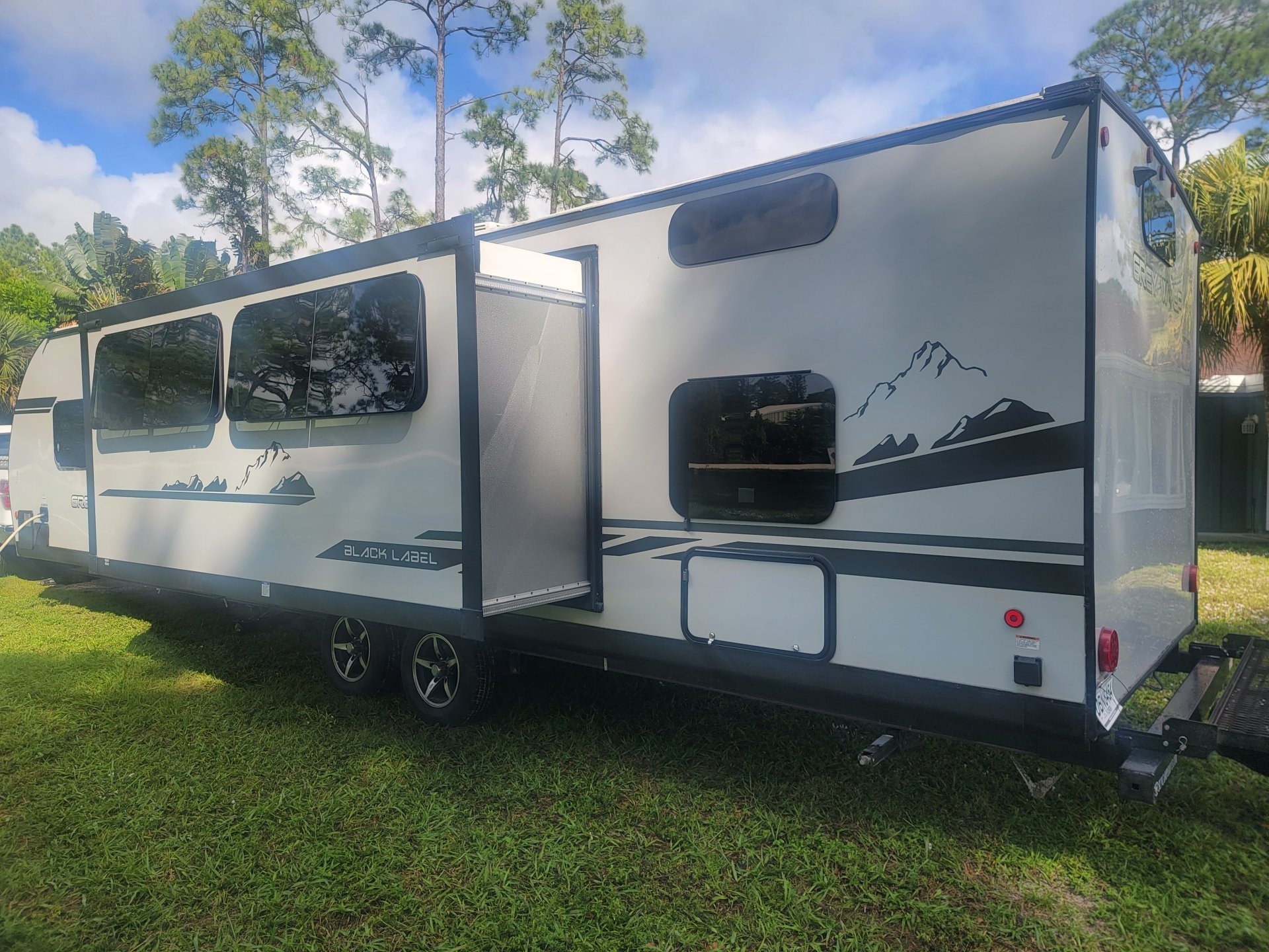 2021 FOREST RIVER CHEROKEE BLACK LABEL 29TEHL