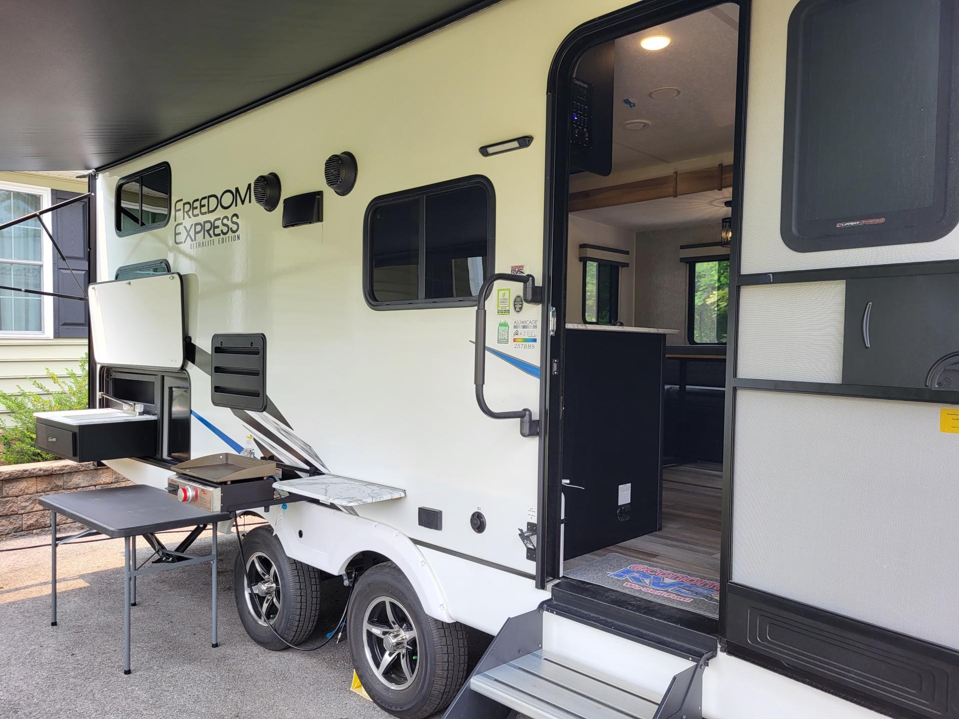 2023 COACHMEN FREEDOM EXPRESS ULTRA LITE 257BHS