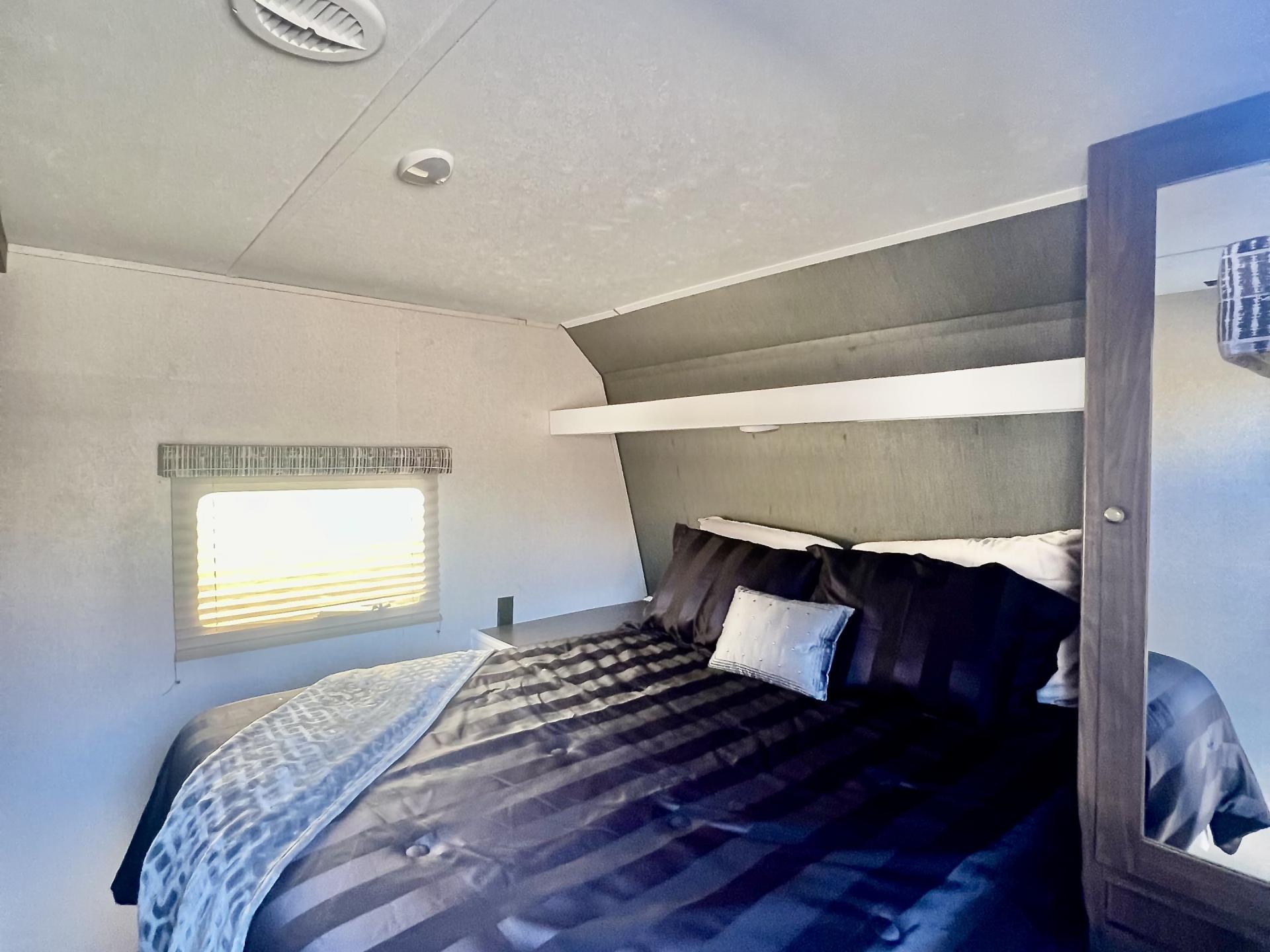 2018 KEYSTONE HIDEOUT 26RLSWE