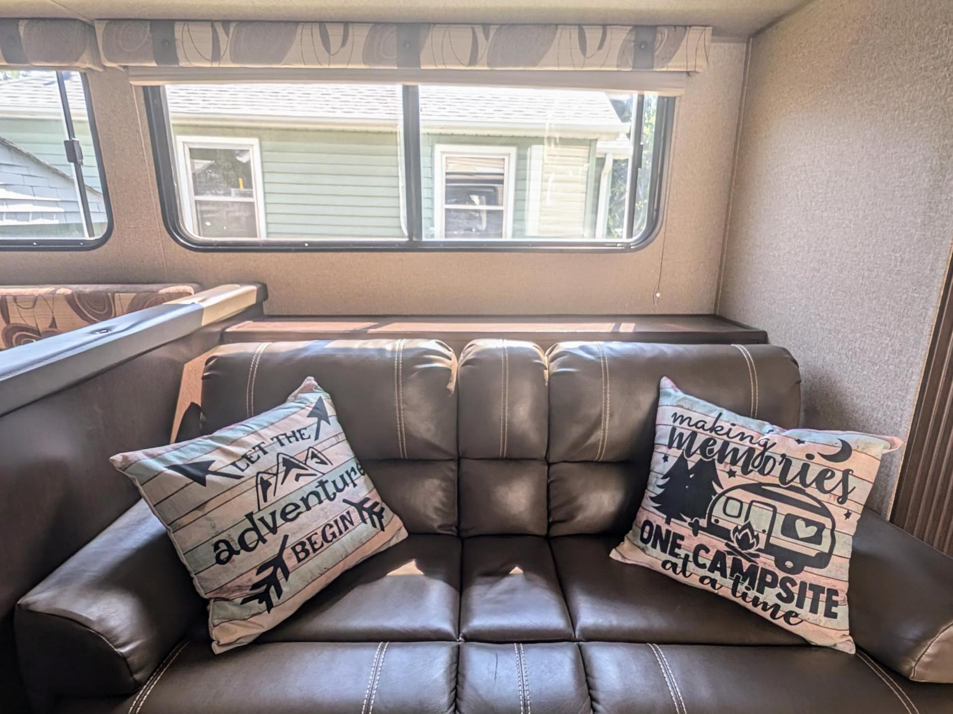 2017 FOREST RIVER GREY WOLF 27DBS