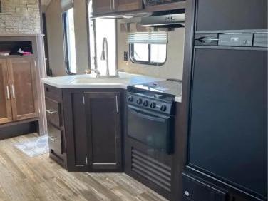 2017 FOREST RIVER GREY WOLF 27DBS