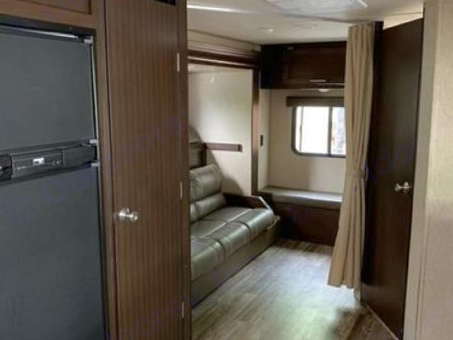 2017 FOREST RIVER GREY WOLF 27DBS