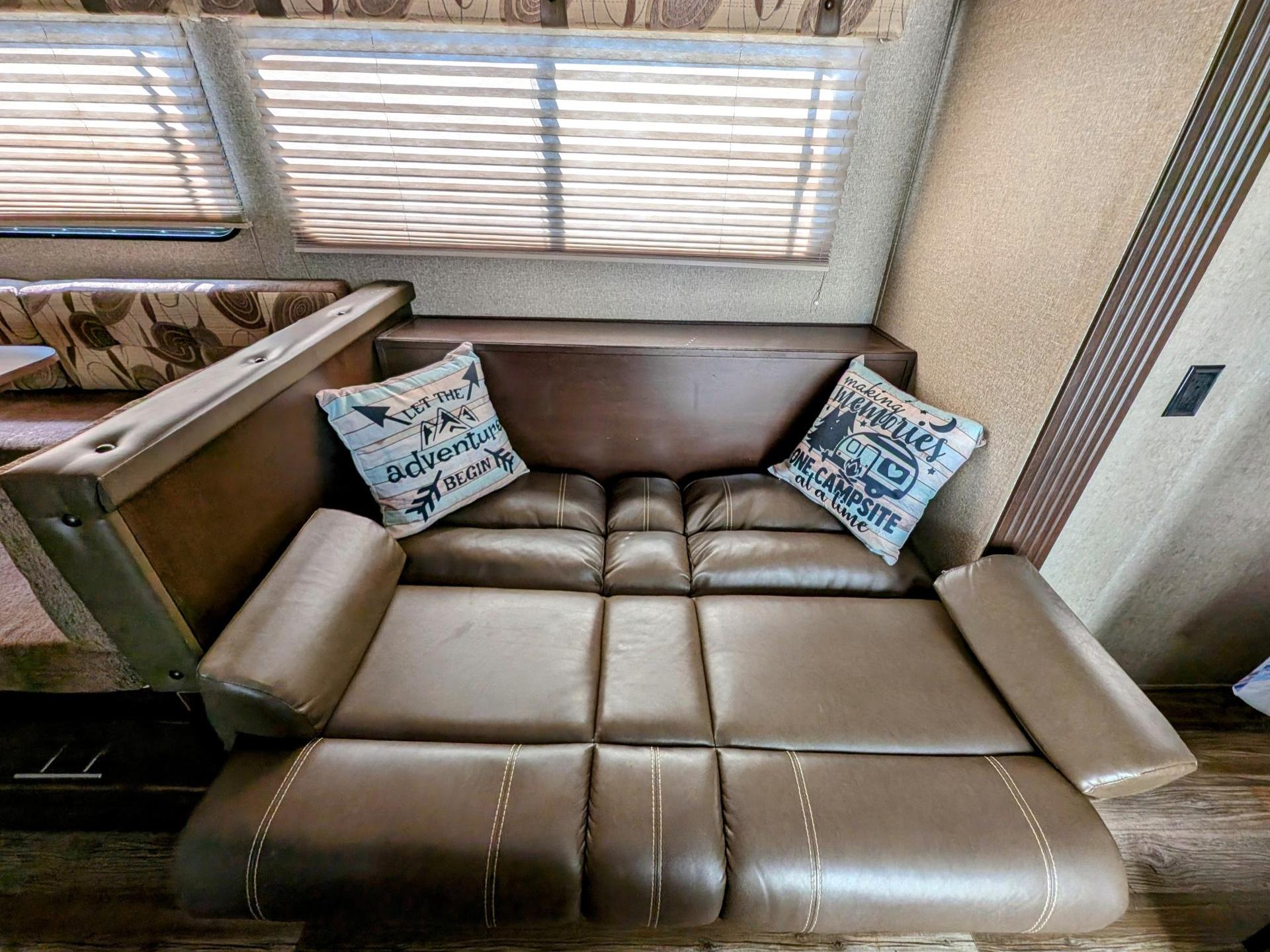 2017 FOREST RIVER GREY WOLF 27DBS