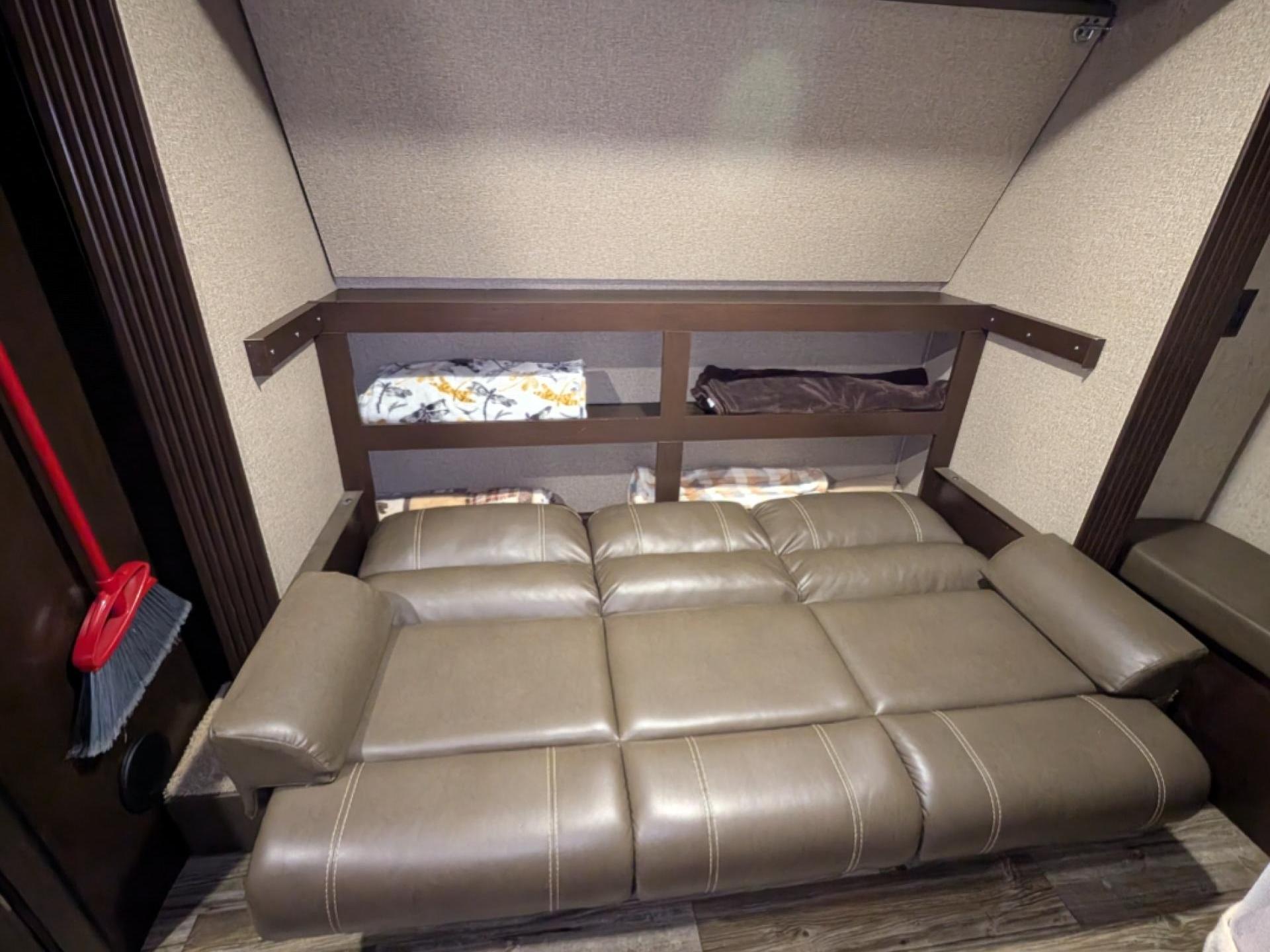 2017 FOREST RIVER GREY WOLF 27DBS