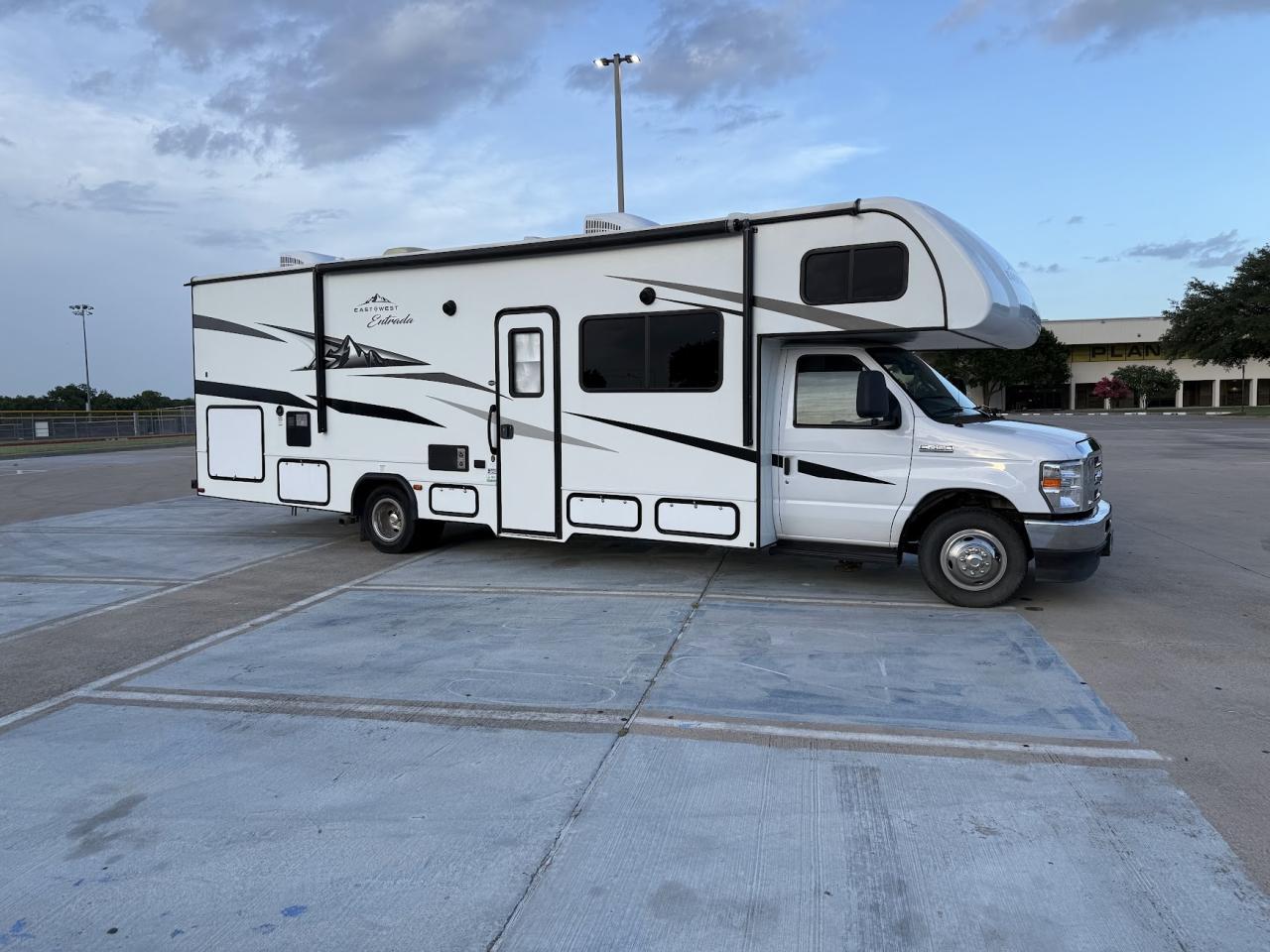 2022 EAST TO WEST ENTRADA 3100FB