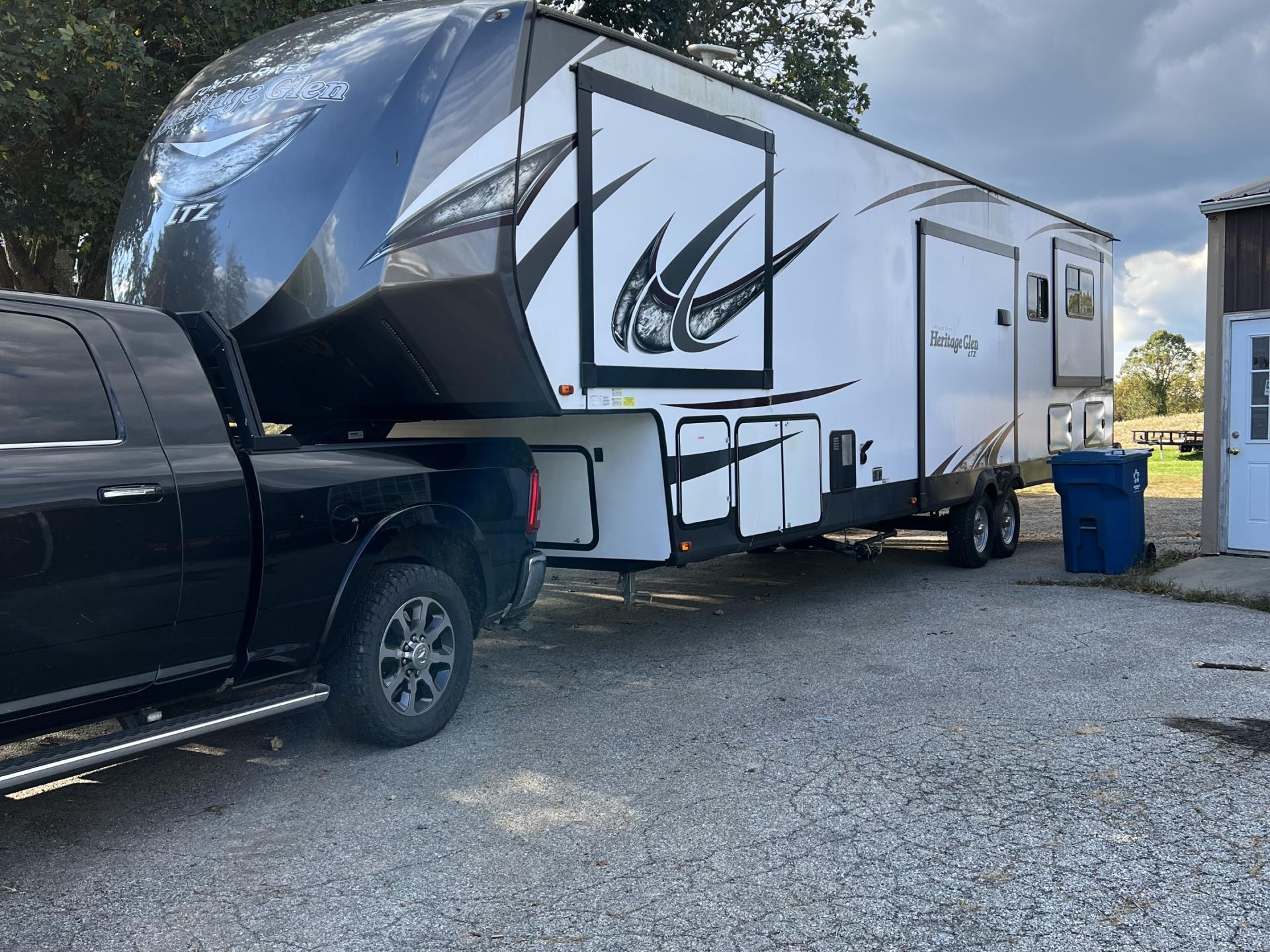 2019 FOREST RIVER HERITAGE GLEN 372ltz