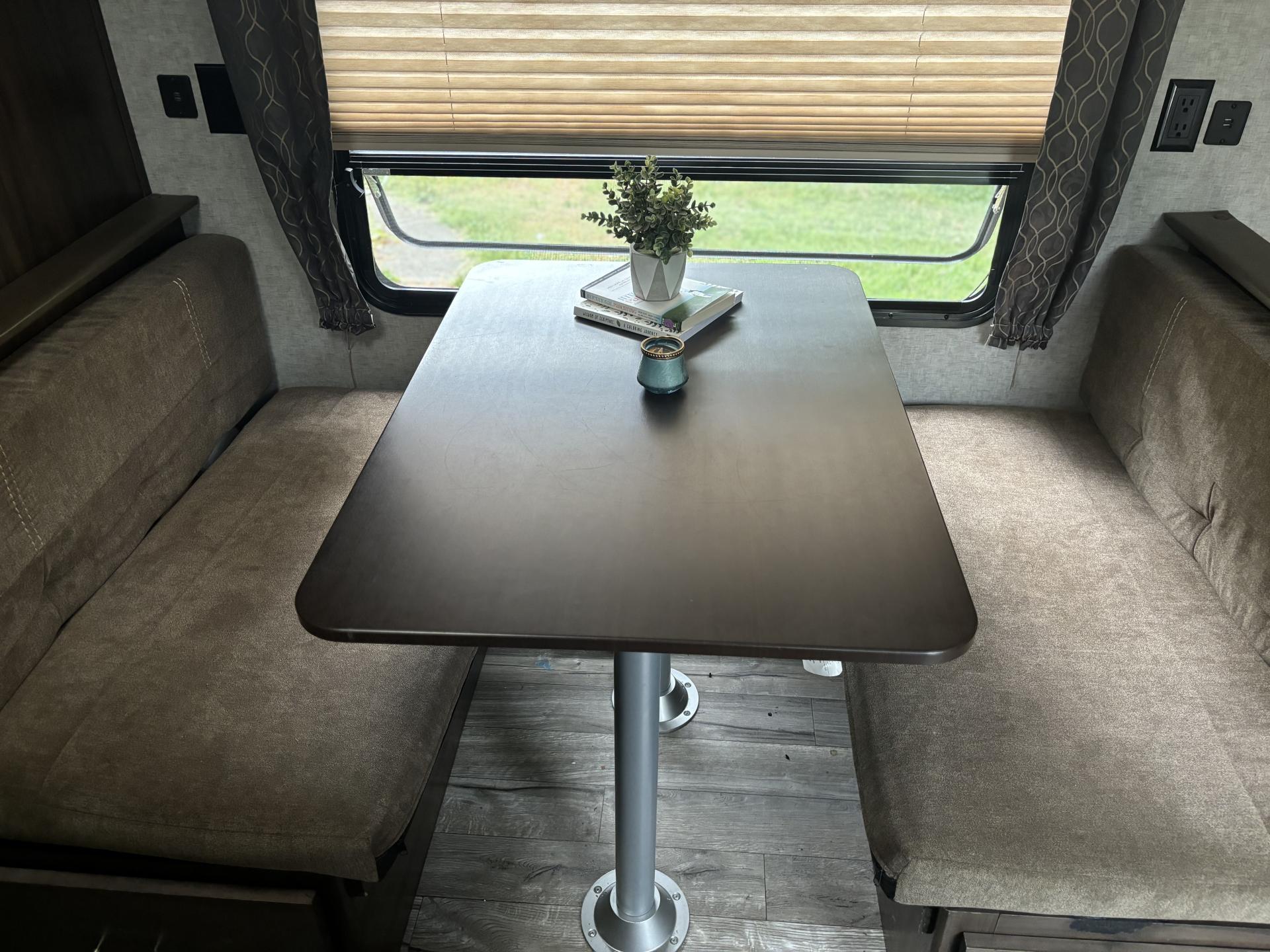 2018 FOREST RIVER CHEROKEE GREY WOLF 23BH