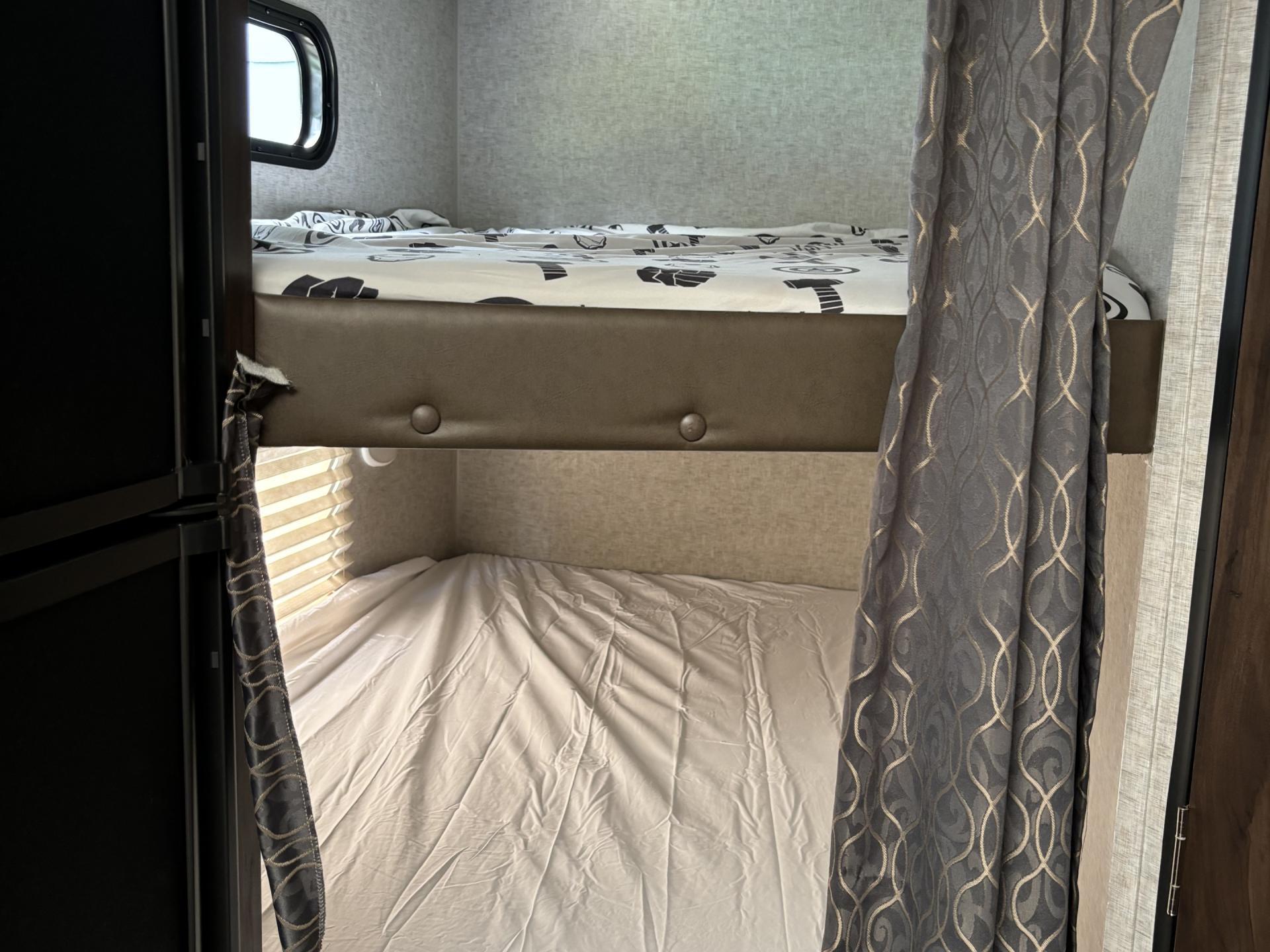 2018 FOREST RIVER CHEROKEE GREY WOLF 23BH