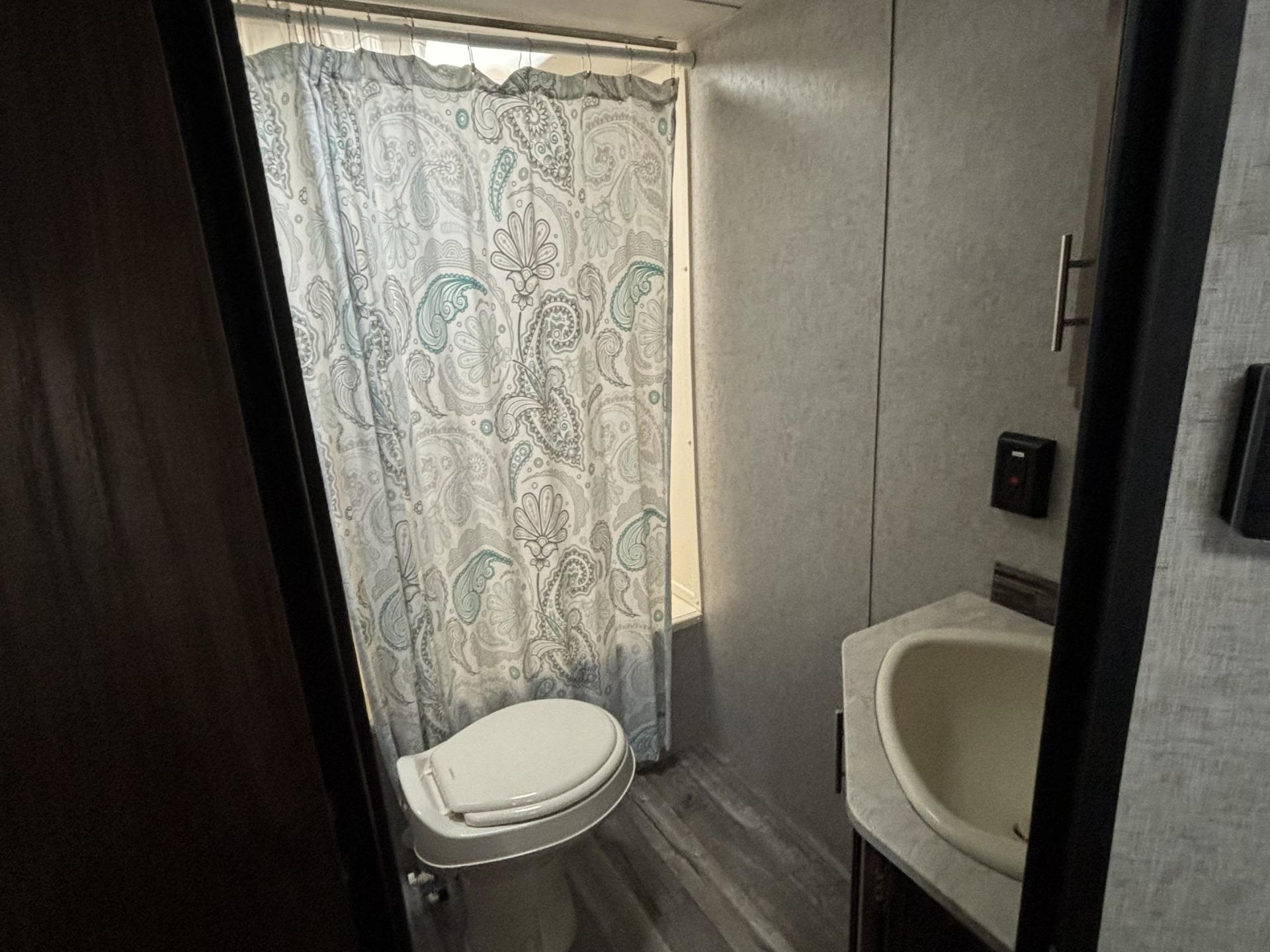 2018 FOREST RIVER CHEROKEE GREY WOLF 23BH