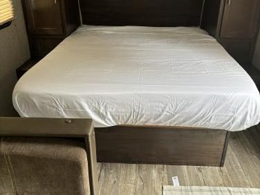 2018 FOREST RIVER CHEROKEE GREY WOLF 23BH